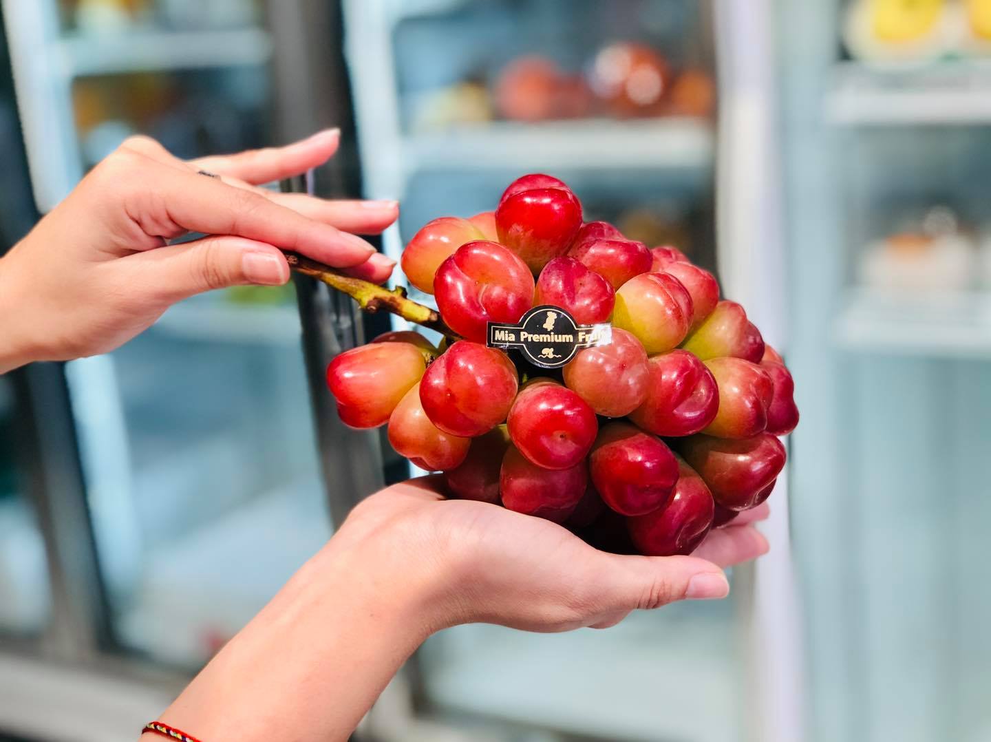Nho hình trái tim lạ mắt có giá hơn 2 triệu đồng/kg - Ảnh 1. Nho hình trái tim lạ mắt có giá hơn 2 triệu đồng/kg - Ảnh 1.