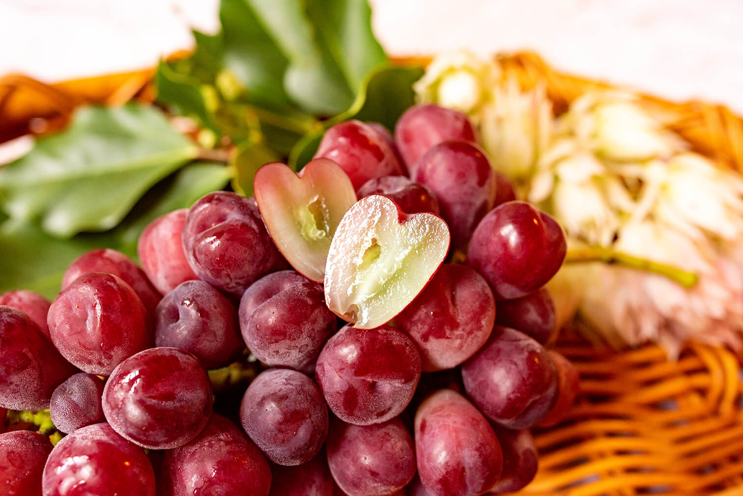 Nho hình trái tim lạ mắt có giá hơn 2 triệu đồng/kg - Ảnh 2. Nho hình trái tim lạ mắt có giá hơn 2 triệu đồng/kg - Ảnh 2.