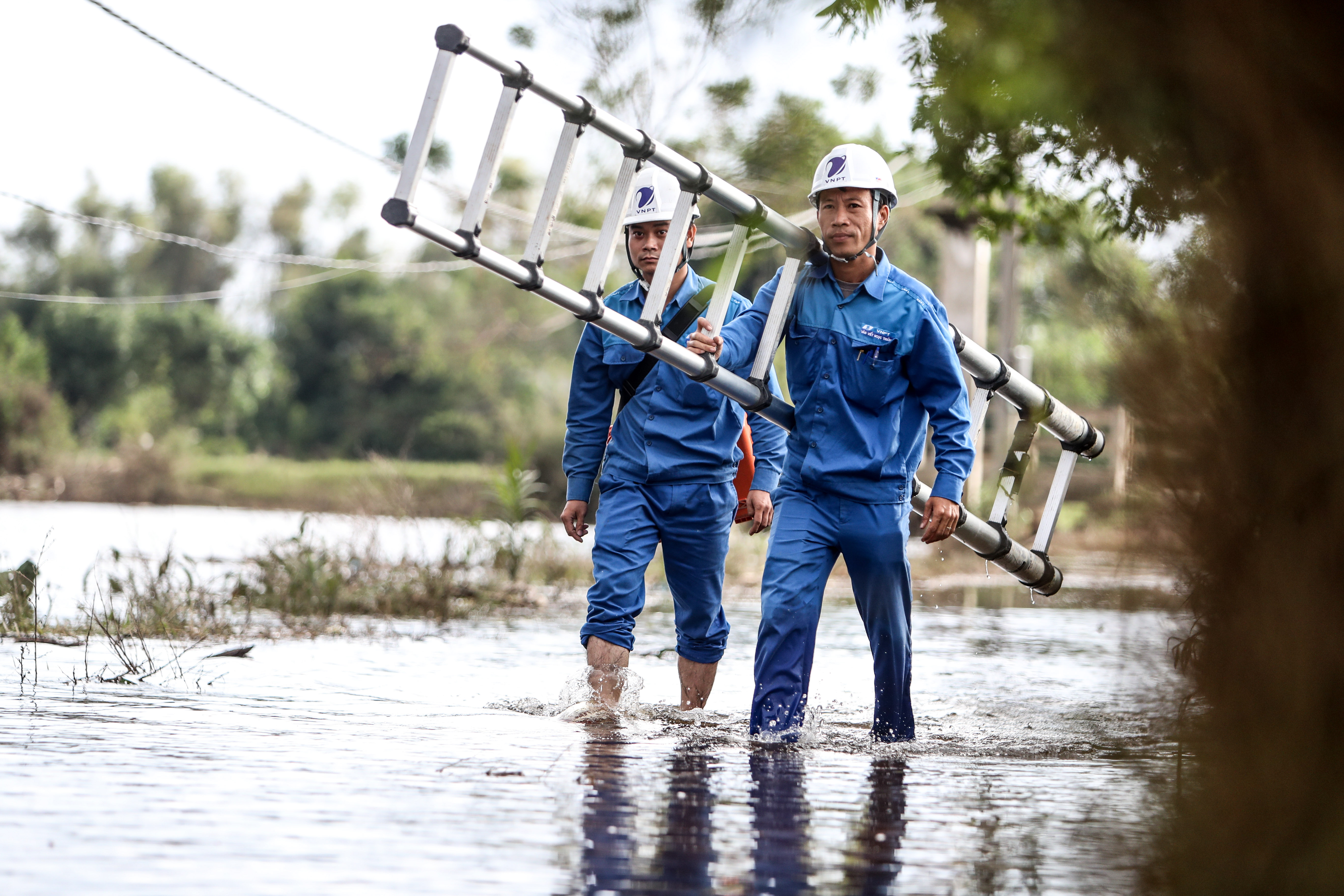 VinaPhone chung tay người dân miền Trung khắc phục thiệt hại do bão lũ - Ảnh 1. VinaPhone chung tay người dân miền Trung khắc phục thiệt hại do bão lũ - Ảnh 1.