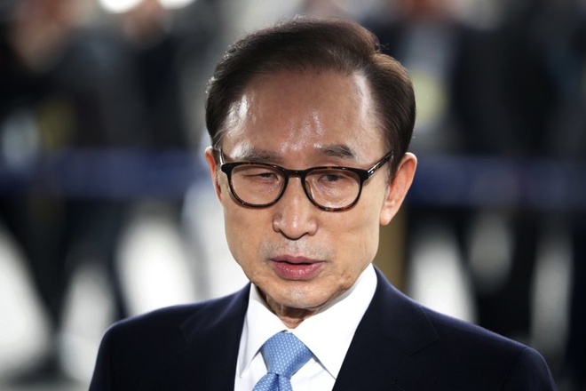 Cựu Tổng thống Hàn Quốc Lee Myung-bak bị phạt 17 năm tù vì tham ô và nhận hối lộ - Ảnh 1. Cựu Tổng thống Hàn Quốc Lee Myung-bak bị phạt 17 năm tù vì tham ô và nhận hối lộ - Ảnh 1.