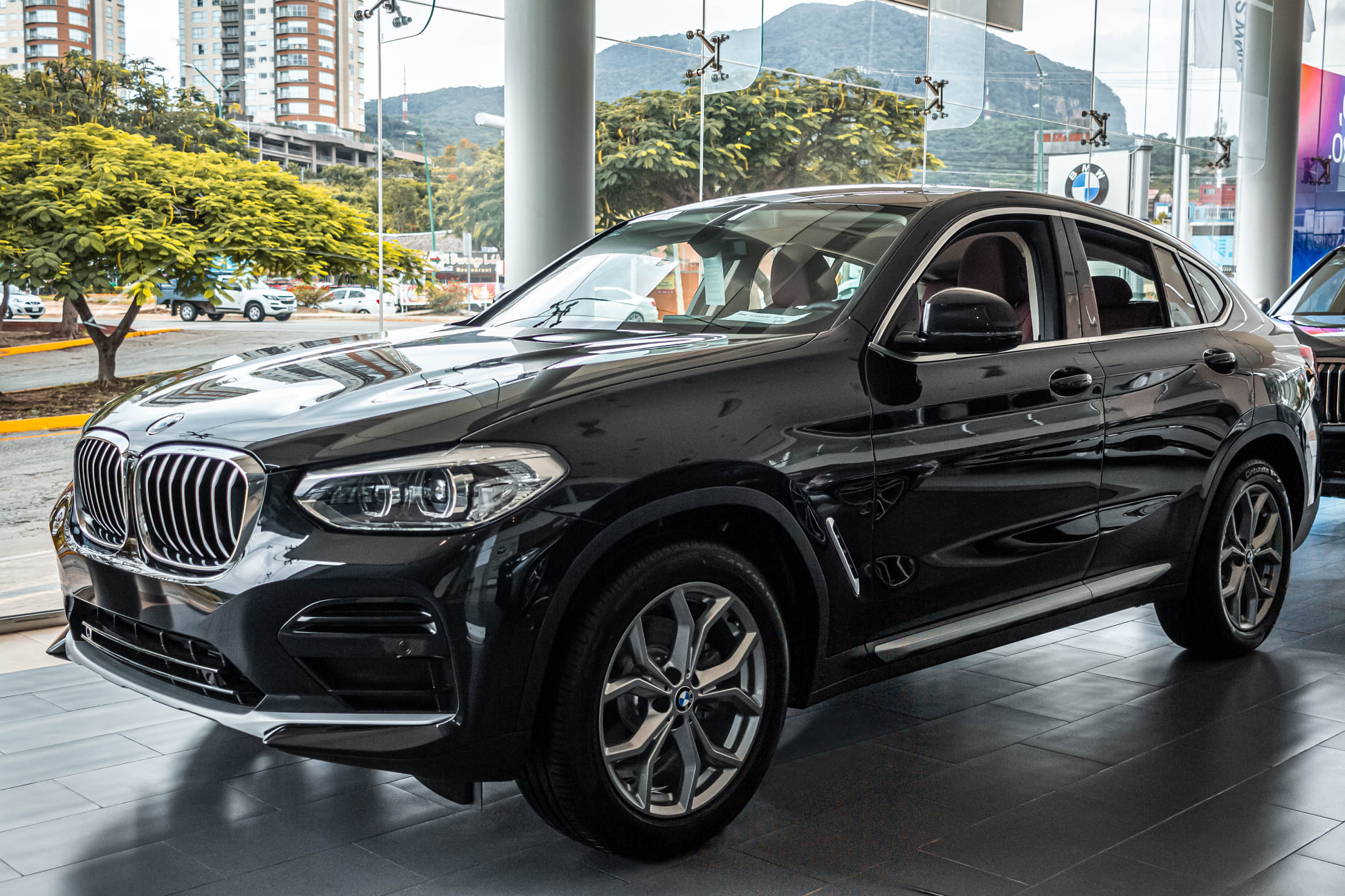 Giá xe ô tô giảm sâu tới gần 500 triệu đồng trong mùa mua sắm cuối năm - Ảnh 1. Giá xe ô tô giảm sâu tới gần 500 triệu đồng trong mùa mua sắm cuối năm - Ảnh 1.