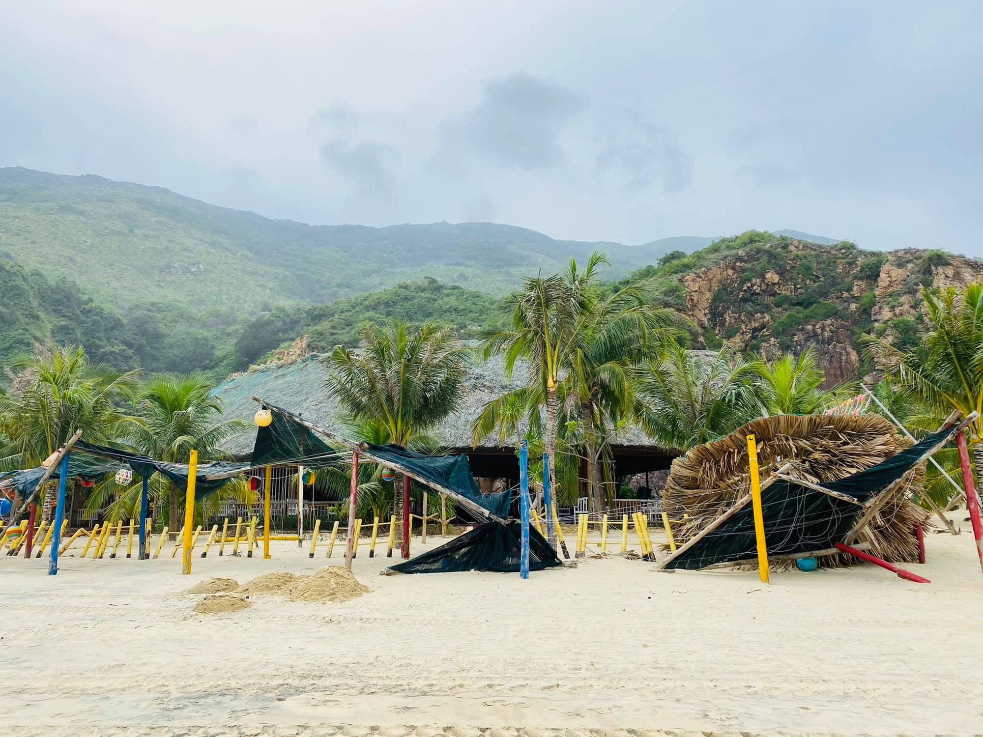 Những điểm 'check-in' nổi tiếng tan hoang sau bão số 9 - Ảnh 3. Những điểm 'check-in' nổi tiếng tan hoang sau bão số 9 - Ảnh 3.