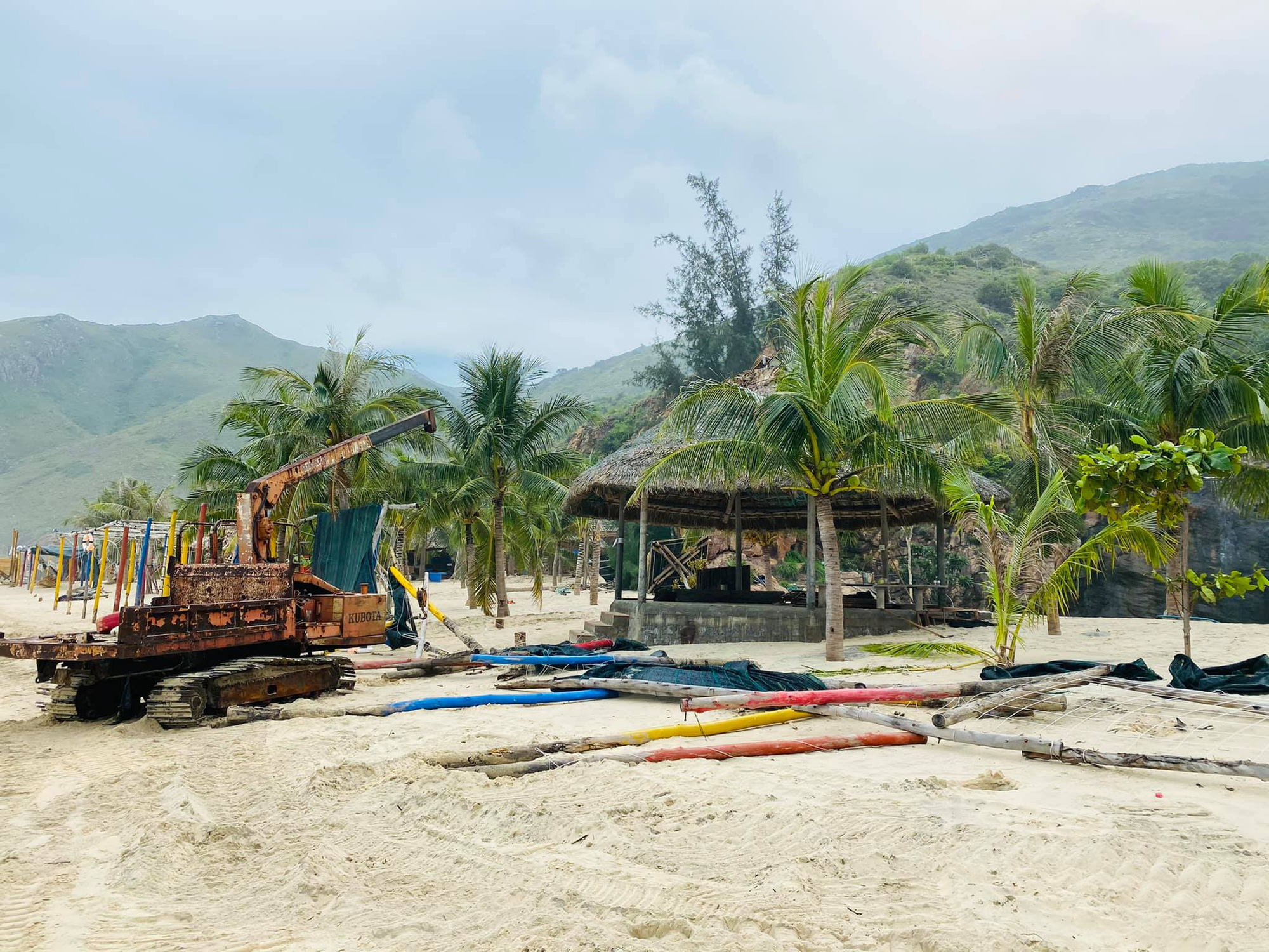 Những điểm 'check-in' nổi tiếng tan hoang sau bão số 9 - Ảnh 4. Những điểm 'check-in' nổi tiếng tan hoang sau bão số 9 - Ảnh 4.
