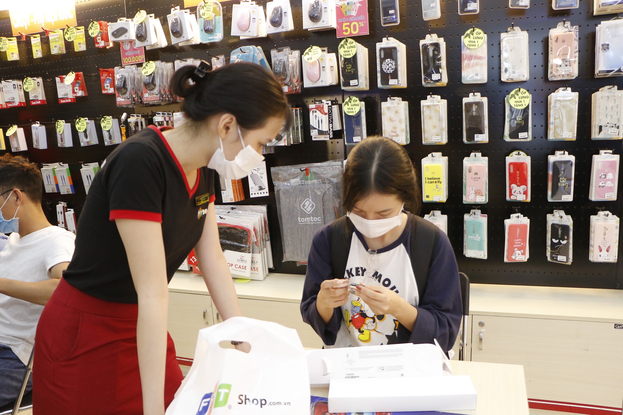 FPT Shop giảm đến 3 triệu đồng cho Apple Watch Series 6 và SE sau tín hiệu 'cháy hàng' trong ngày mở bán - Ảnh 1.