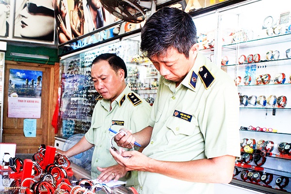 Khánh Hòa phát hiện gần 1.600 vụ buôn lậu, xử phạt hơn 215 tỉ đồng - Ảnh 1.