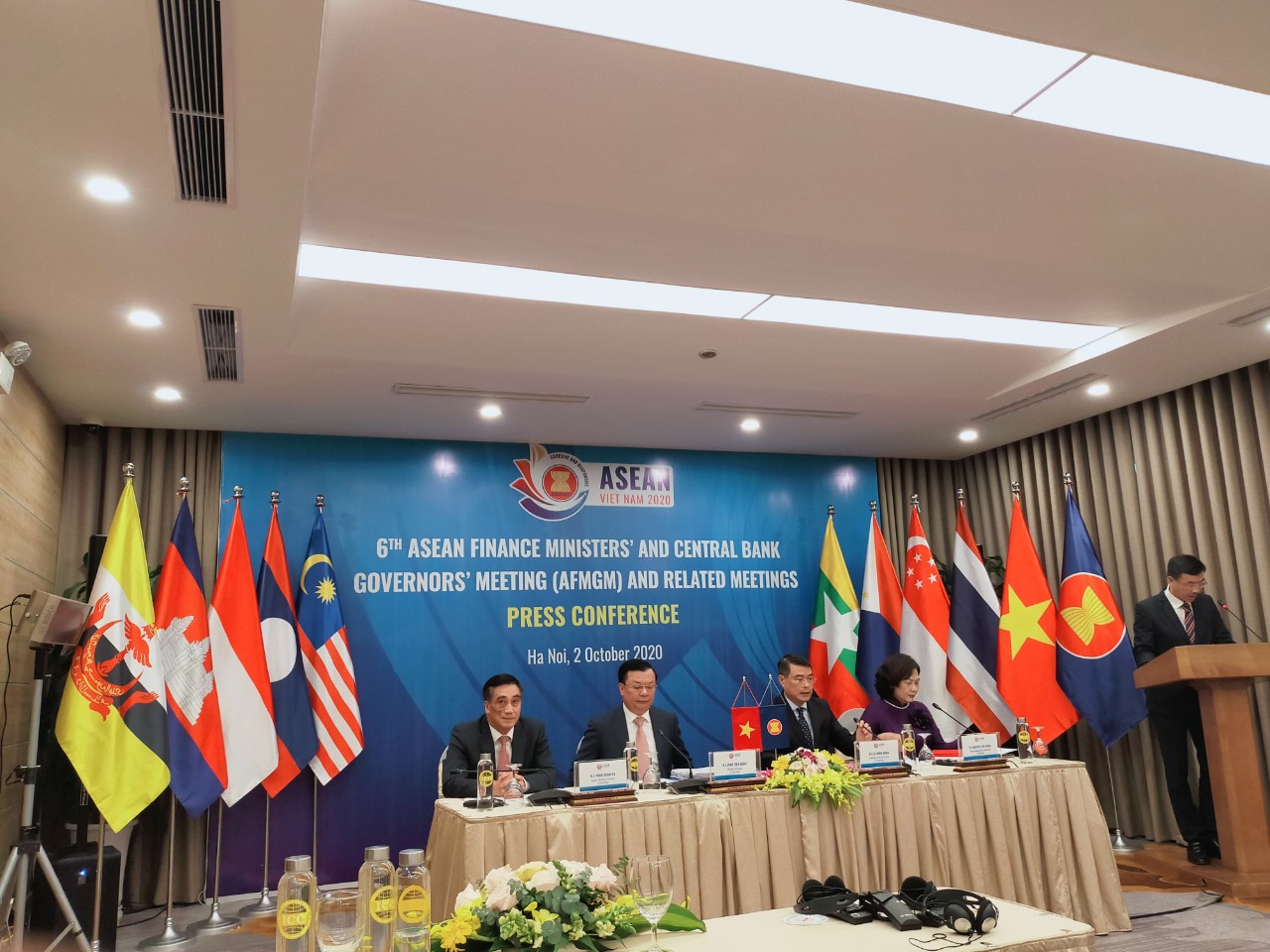 Thống đốc Lê Minh Hưng: NHNN chưa và không bao giờ sử dụng tỷ giá để tạo lợi thế cạnh tranh trong giao dịch thương mại quốc tế - Ảnh 1. Thống đốc Lê Minh Hưng: NHNN chưa và không bao giờ sử dụng tỷ giá để tạo lợi thế cạnh tranh trong giao dịch thương mại quốc tế - Ảnh 1.
