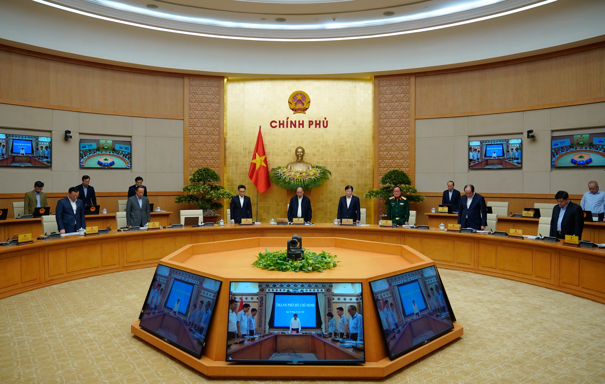 Thủ tướng: Hỗ trợ tiền cho hộ dân có nhà bị sập đổ, hư hỏng nặng vì bão lũ - Ảnh 2.