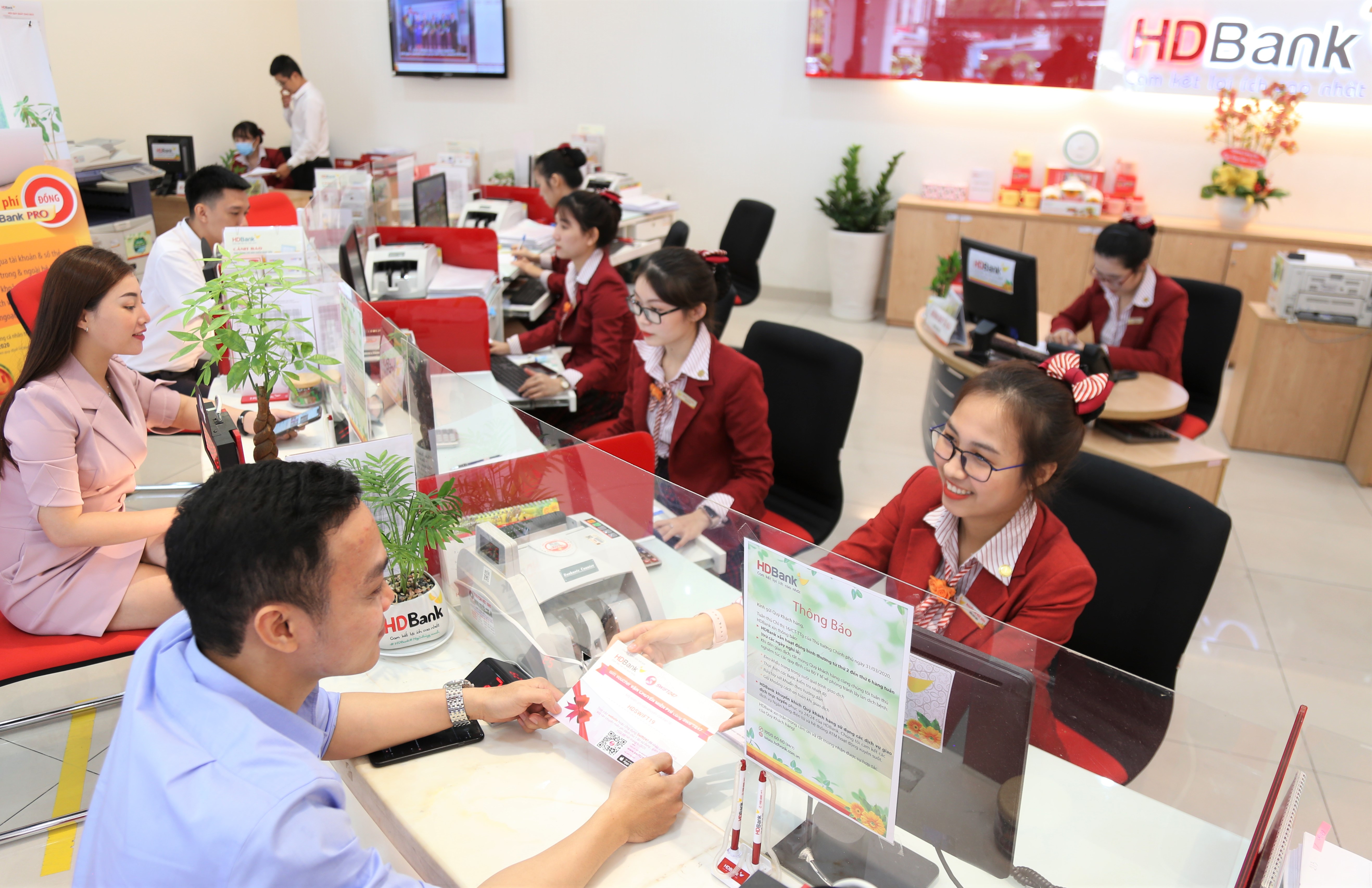 HDBank thu lãi lớn từ hoạt động dịch vụ, dư nợ tín dụng tăng hơn 14% sau 9 tháng đầu năm - Ảnh 1.