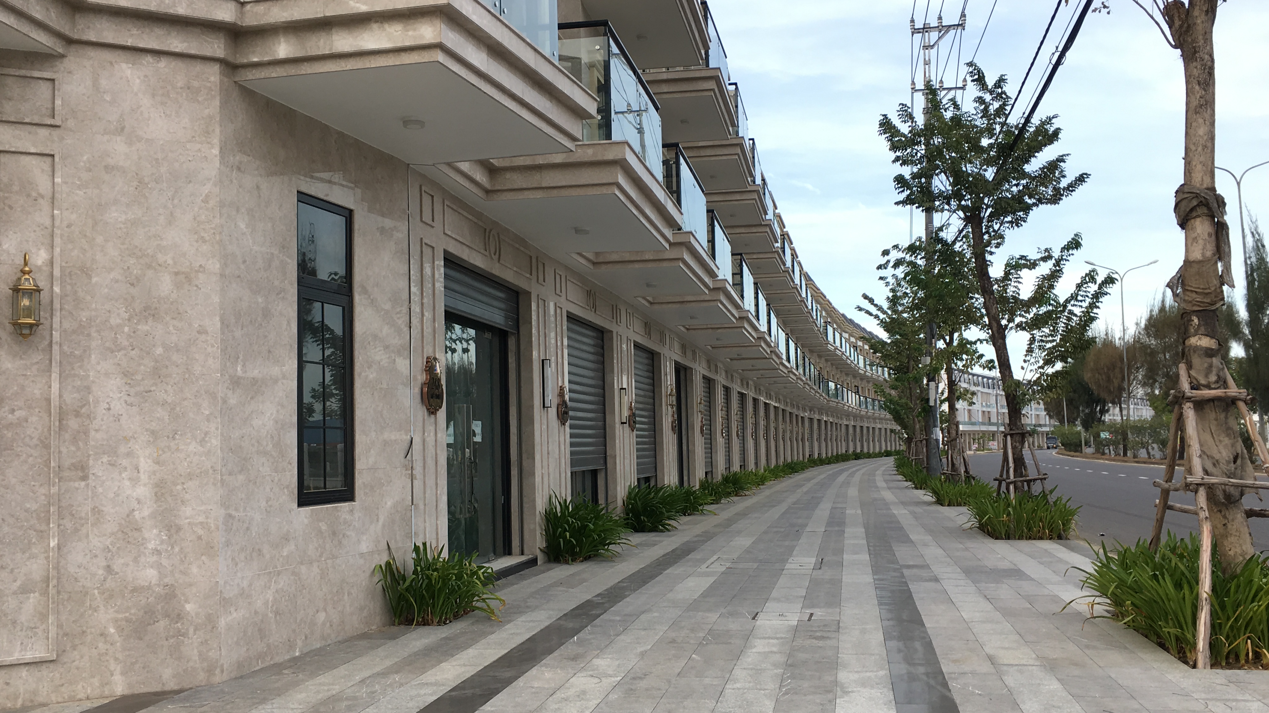 Vì sao các shophouse chục tỉ đồng ở Đà Nẵng cho thuê ế ẩm, bỏ hoang? - Ảnh 1.