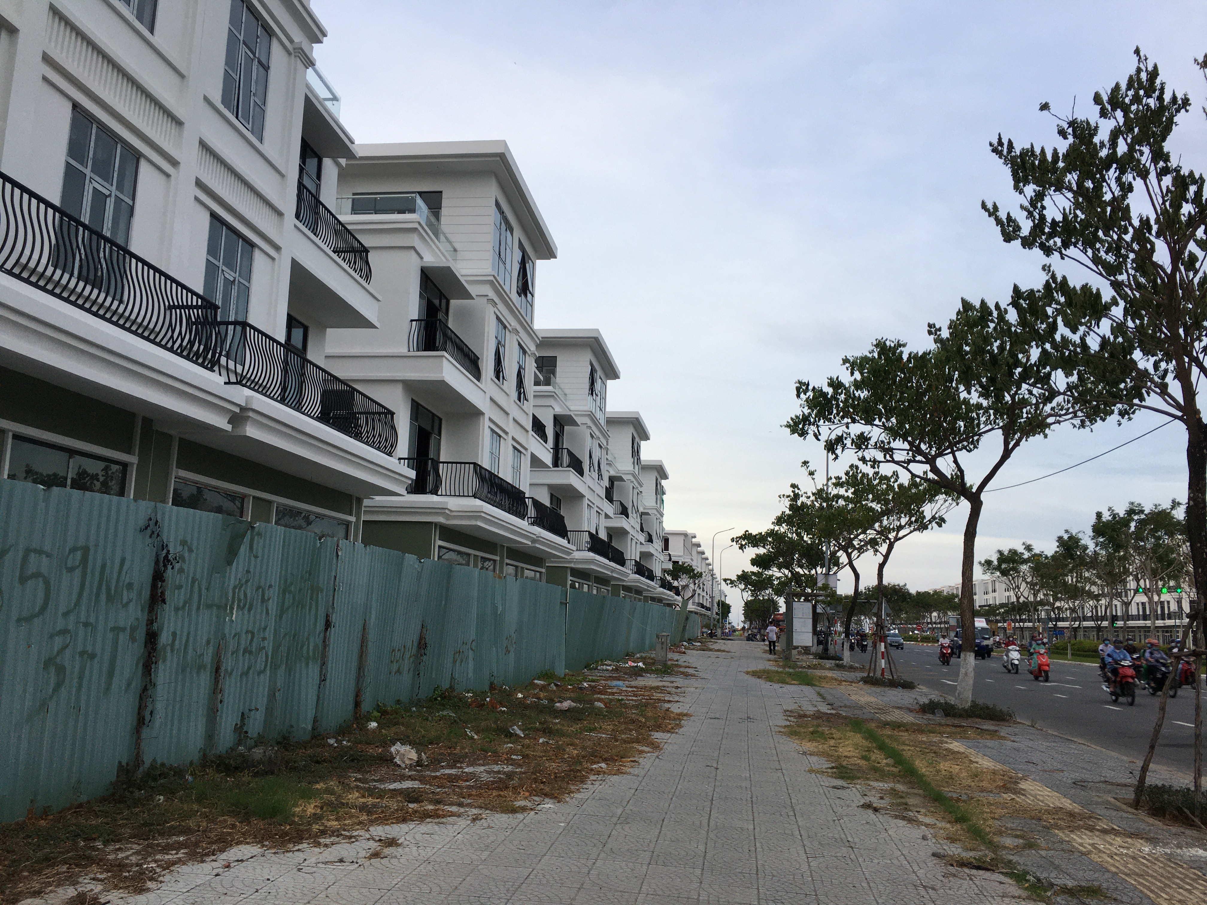 Vì sao các shophouse chục tỉ đồng ở Đà Nẵng cho thuê ế ẩm, bỏ hoang? - Ảnh 2.