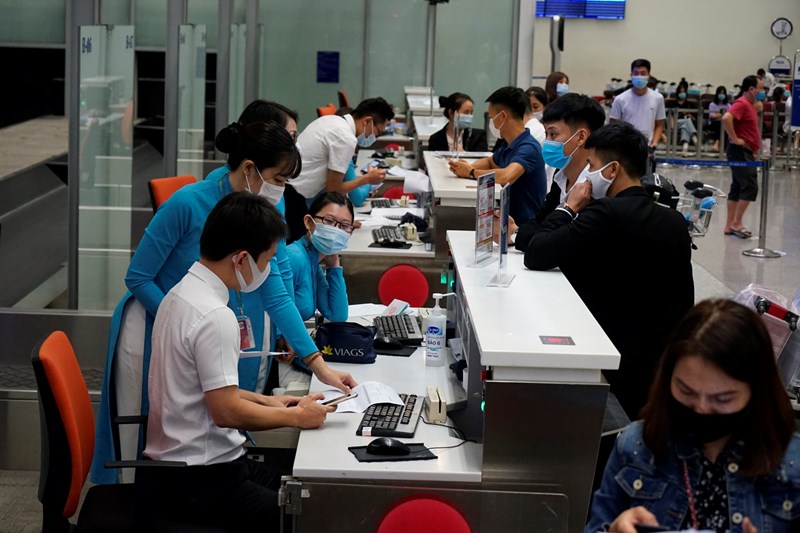 Vì sao phải tạm dừng đường bay quốc tế về Việt Nam? - Ảnh 1. Vì sao phải tạm dừng đường bay quốc tế về Việt Nam? - Ảnh 1.