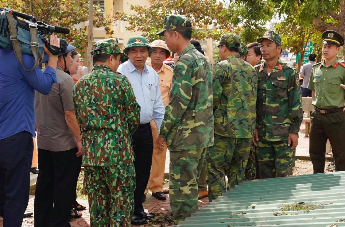 Thủ tướng: Đi thị sát tại miền Trung xem hàng hóa, gạo đã đến tay người dân thực sự không, để xem việc triển khai quyết sách giúp người dân không còn cảnh màn trời chiếu đất - Ảnh 1. Thủ tướng: Đi thị sát tại miền Trung xem hàng hóa, gạo đã đến tay người dân thực sự không, để xem việc triển khai quyết sách giúp người dân không còn cảnh màn trời chiếu đất - Ảnh 1.