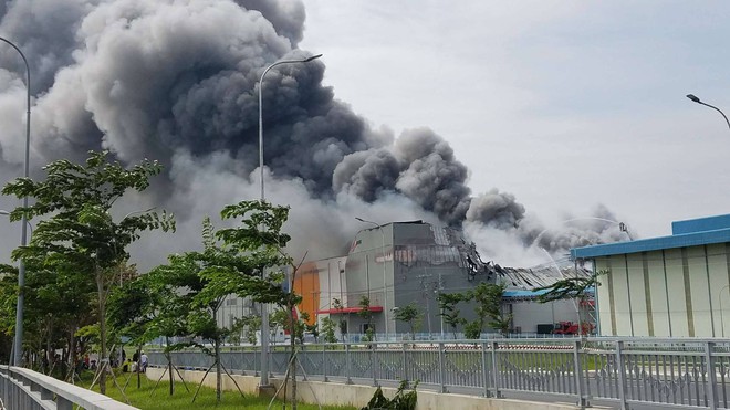 Đang cháy lớn trong khu công nghiệp Hiệp Phước, Nhà Bè, TP HCM - Ảnh 2. Đang cháy lớn trong khu công nghiệp Hiệp Phước, Nhà Bè, TP HCM - Ảnh 2.