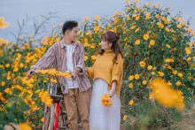 Ngắm Đà Lạt mùa hoa dã quỳ qua bộ ảnh lãng mạn của cặp đôi trẻ