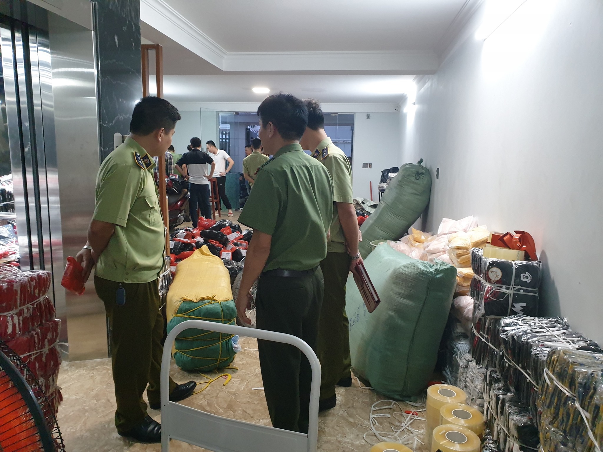 Phát hiện kho hàng thời trang nhập lậu lớn ở Quảng Ninh - Ảnh 1. Phát hiện kho hàng thời trang nhập lậu lớn ở Quảng Ninh - Ảnh 1.