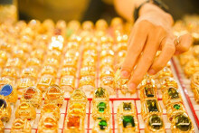 So sánh giá vàng hôm nay 13/11: Vàng trong nước dần ổn định và tăng giá trở lại