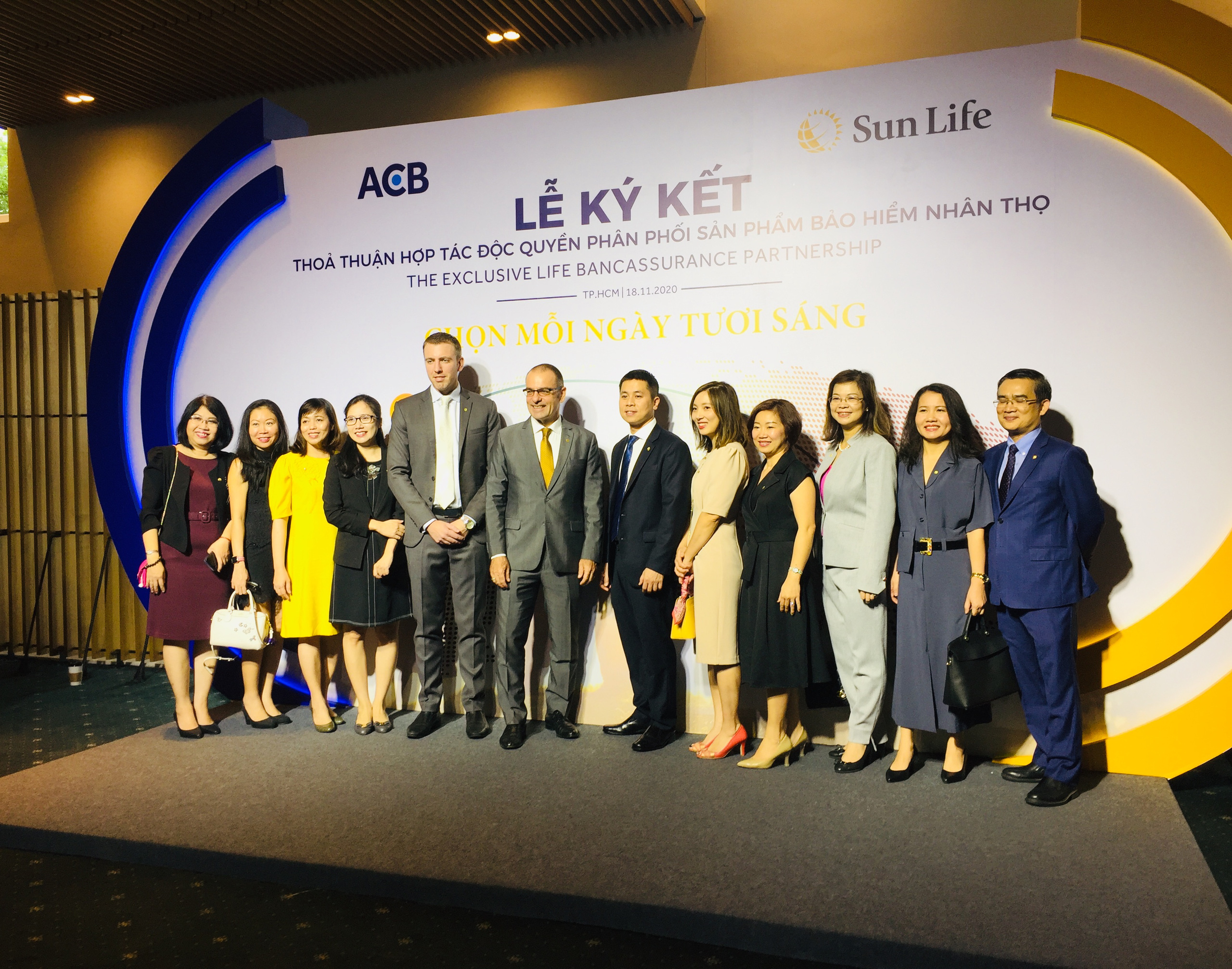 ACB bắt tay Sun Life Việt Nam độc quyền phân phối bảo hiểm nhân thọ 15 năm - Ảnh 1. ACB bắt tay Sun Life Việt Nam độc quyền phân phối bảo hiểm nhân thọ 15 năm - Ảnh 1.