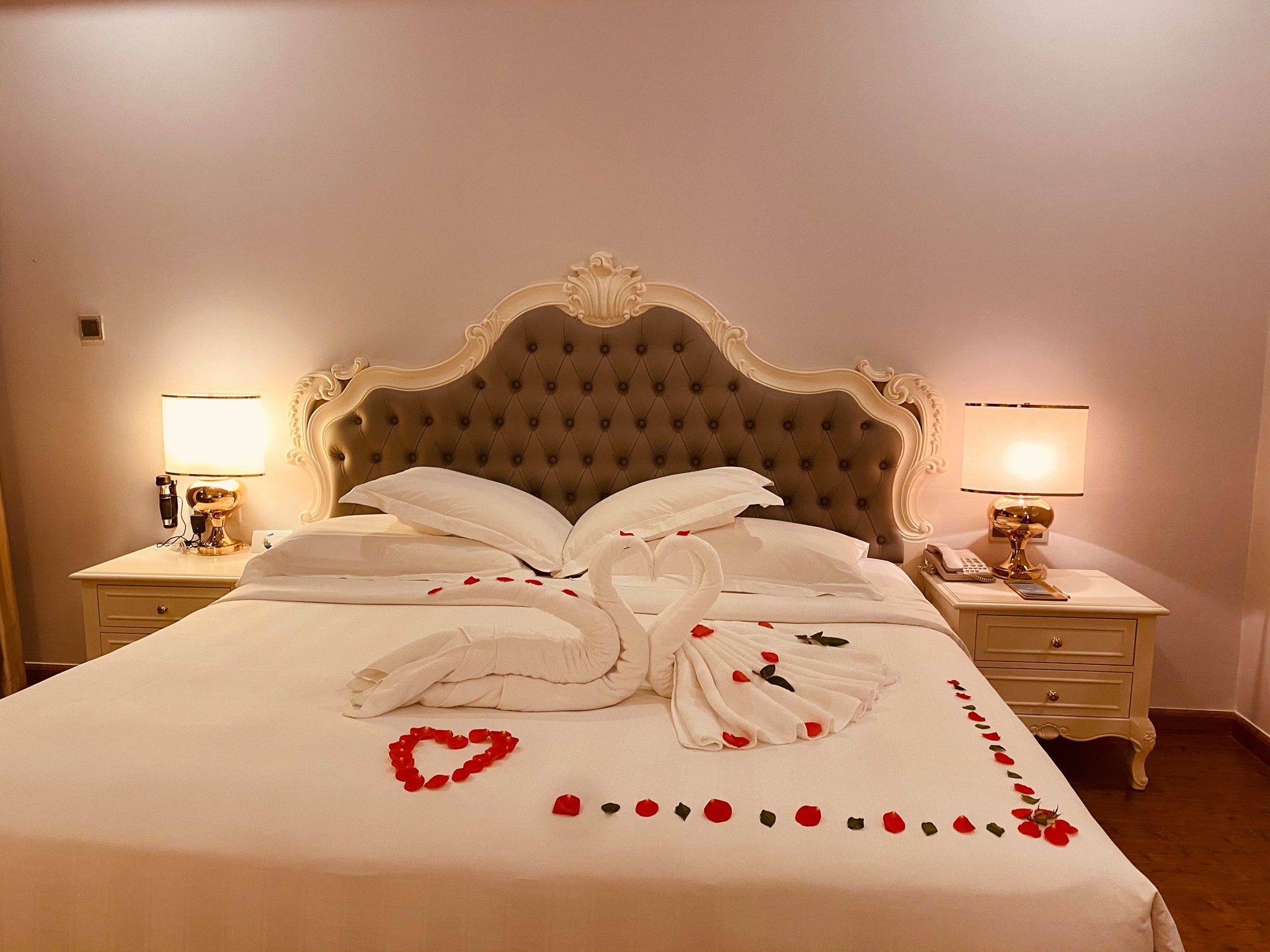 Cách đặt phòng tân hôn ở khách sạn cho cặp đôi mới cưới - Ảnh 4. Cách đặt phòng tân hôn ở khách sạn cho cặp đôi mới cưới - Ảnh 4.