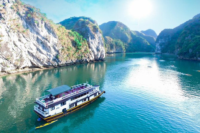 Chiêm ngưỡng cảnh sắc thiên nhiên kì vĩ tại vịnh Lan Hạ, Hải Phòng - Ảnh 1.