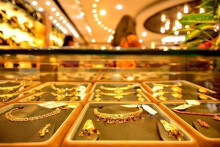 So sánh giá vàng hôm nay 24/11: Vàng SJC giảm mạnh 700.000 đồng/lượng