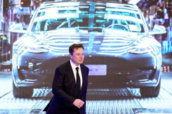 Vốn hóa Tesla lần đầu vượt 500 tỉ USD