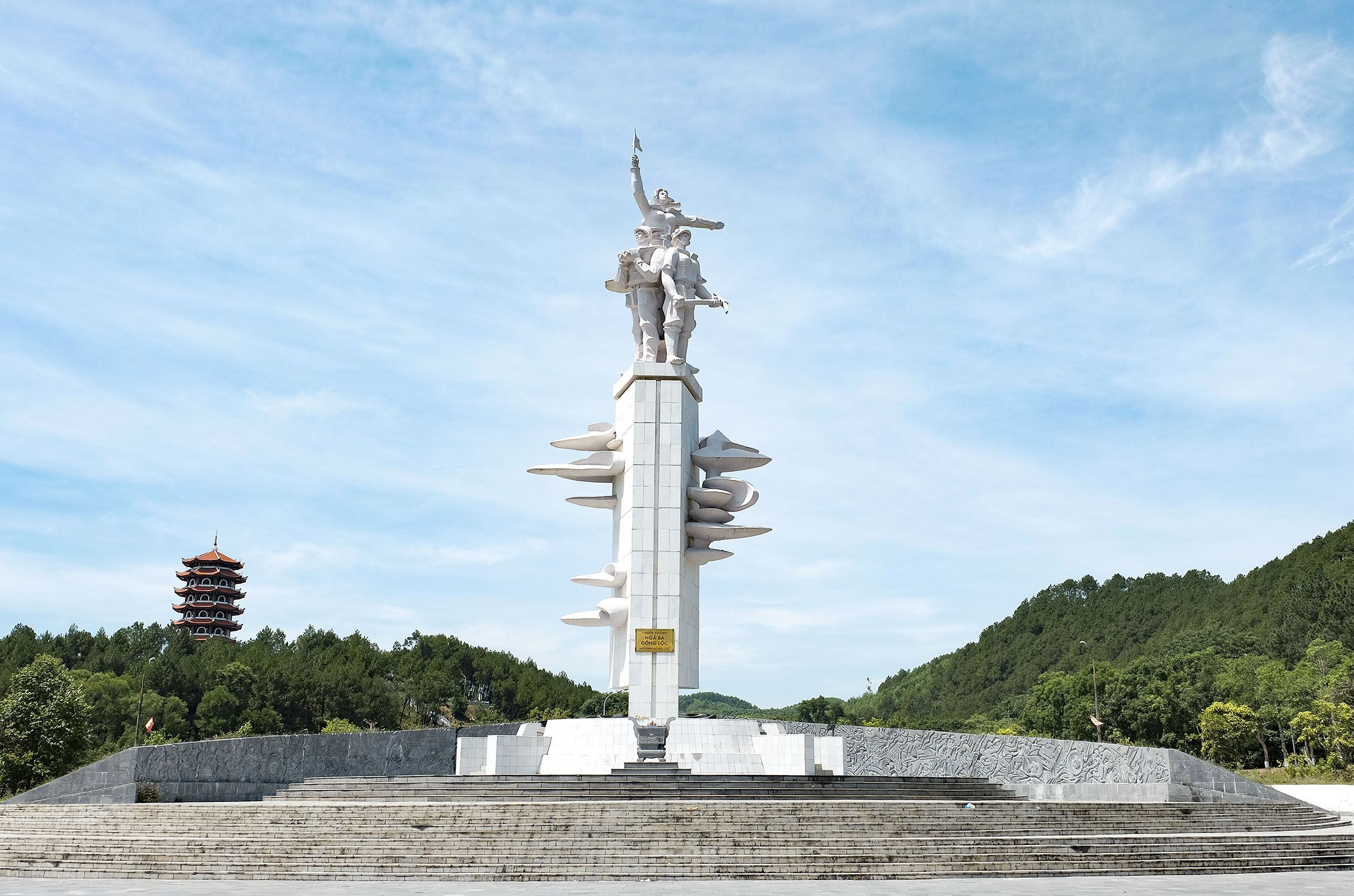 Về Hà Tĩnh, ghé thăm khu di tích Ngã ba Đồng Lộc nổi tiếng năm xưa - Ảnh 4. Về Hà Tĩnh, ghé thăm khu di tích Ngã ba Đồng Lộc nổi tiếng năm xưa - Ảnh 4.