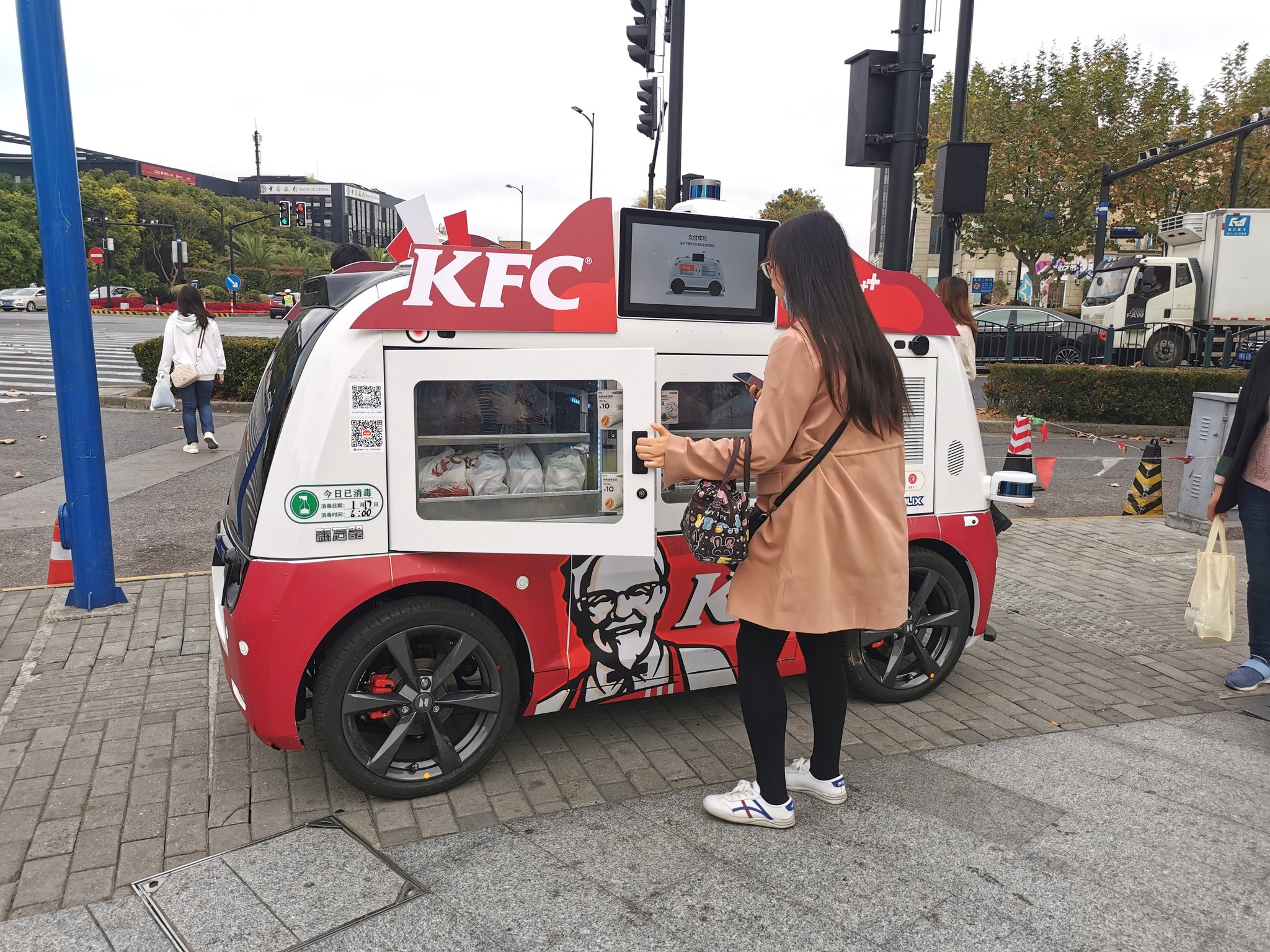 KFC mang gà xuống phố với xe tự lái 5G, thanh toán bằng QR Code - Ảnh 1. KFC mang gà xuống phố với xe tự lái 5G, thanh toán bằng QR Code - Ảnh 1.