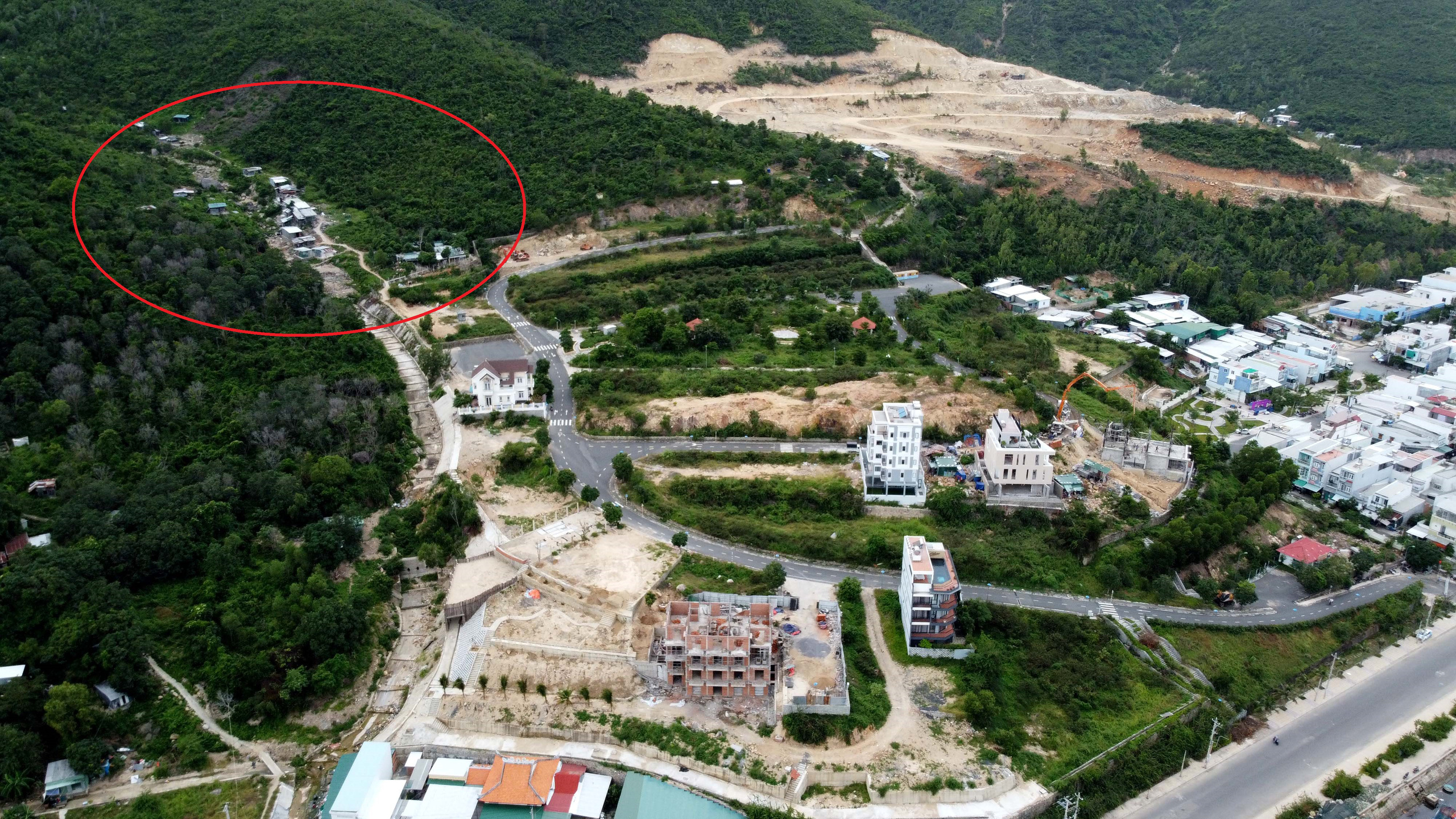 Người dân bức xúc vì dự án khu biệt thự Nha Trang Sea Park chặn lối đi - Ảnh 1.