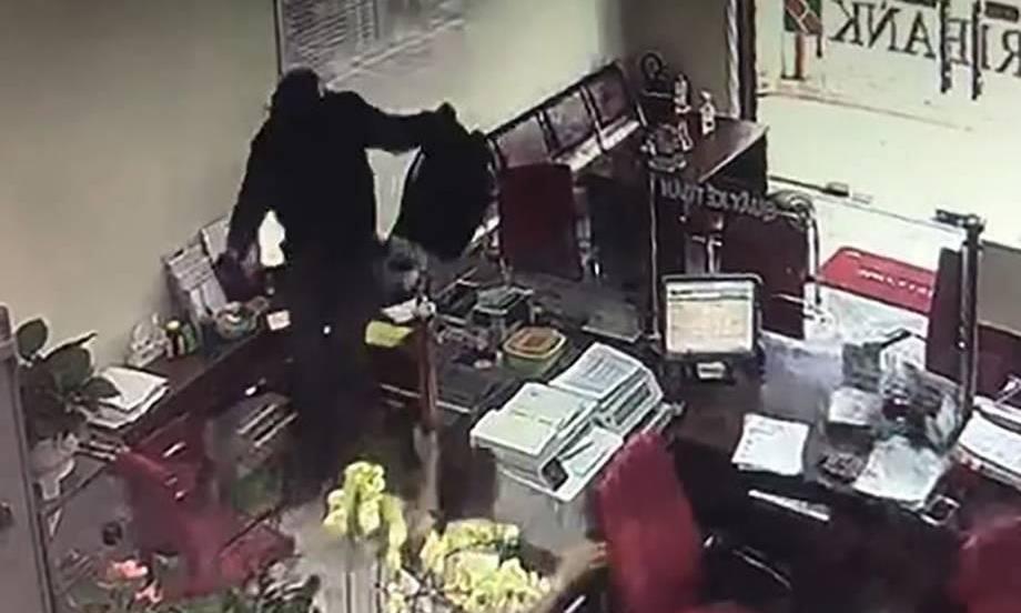 Truy tìm đối tượng nghi cầm lựu đạn cướp ngân hàng Agribank ở Đồng Nai - Ảnh 2. Truy tìm đối tượng nghi cầm lựu đạn cướp ngân hàng Agribank ở Đồng Nai - Ảnh 2.