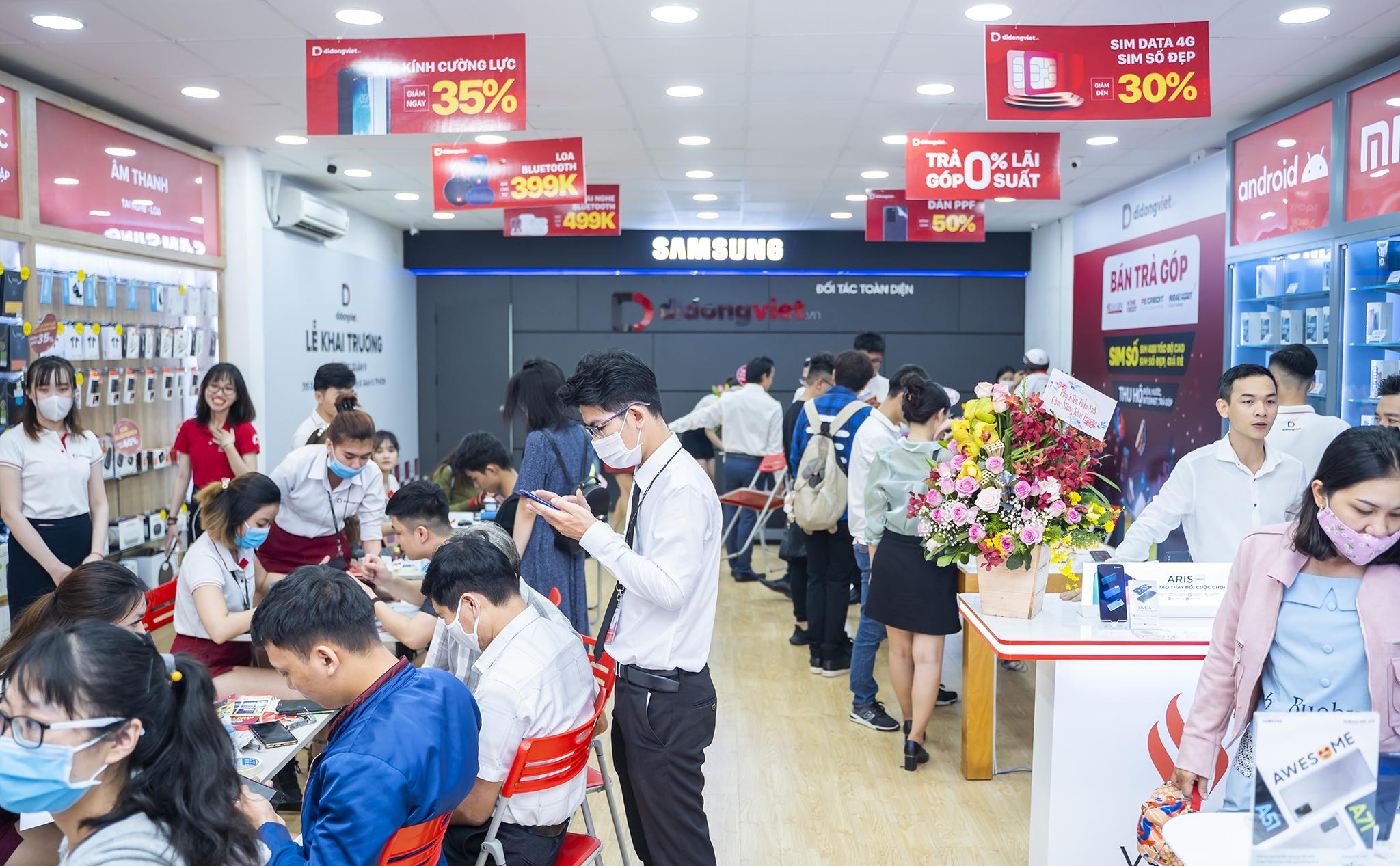 iPhone 12 Pro Max được nhiều sao chọn mua ngày đầu mở bán - Ảnh 3. iPhone 12 Pro Max được nhiều sao chọn mua ngày đầu mở bán - Ảnh 3.