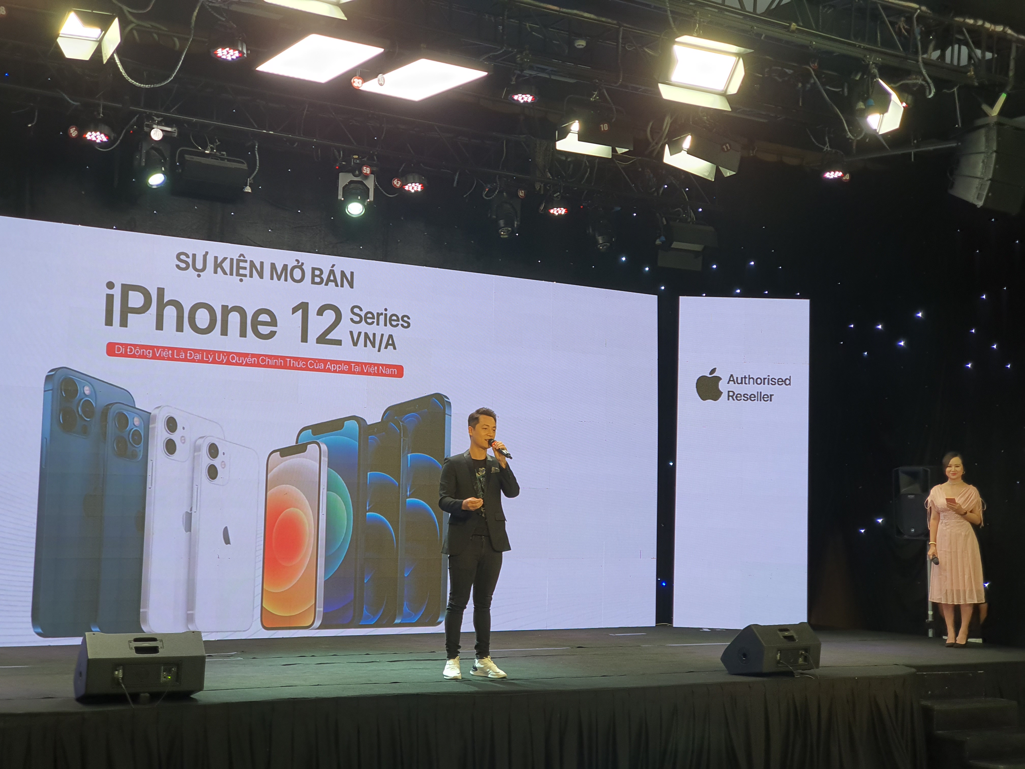 iPhone 12 series mở bán, nhận hơn 50.000 đơn hàng từ các chuỗi bán lẻ - Ảnh 1. iPhone 12 series mở bán, nhận hơn 50.000 đơn hàng từ các chuỗi bán lẻ - Ảnh 1.