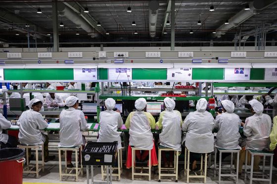 Apple sẽ không dừng dịch chuyển sang Việt Nam và Ấn Độ dù ông Biden lên nắm quyền - Ảnh 1. Apple sẽ không dừng dịch chuyển sang Việt Nam và Ấn Độ dù ông Biden lên nắm quyền - Ảnh 1.