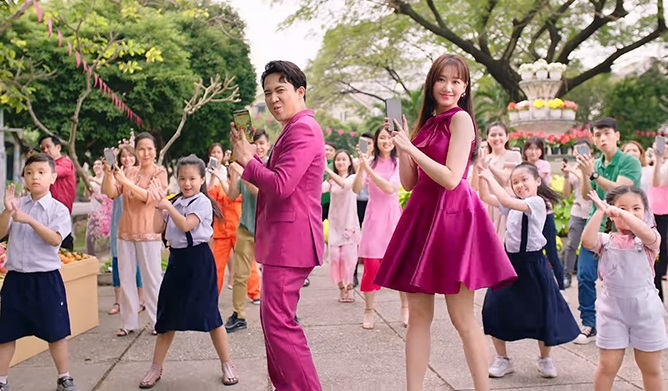 Marketing Tết 2020 nổi bật: Gọi tên Momo, Vinasoy, Coca Cola, Larue, Biti's Hunter - Ảnh 2. Marketing Tết 2020 nổi bật: Gọi tên Momo, Vinasoy, Coca Cola, Larue, Biti's Hunter - Ảnh 2.