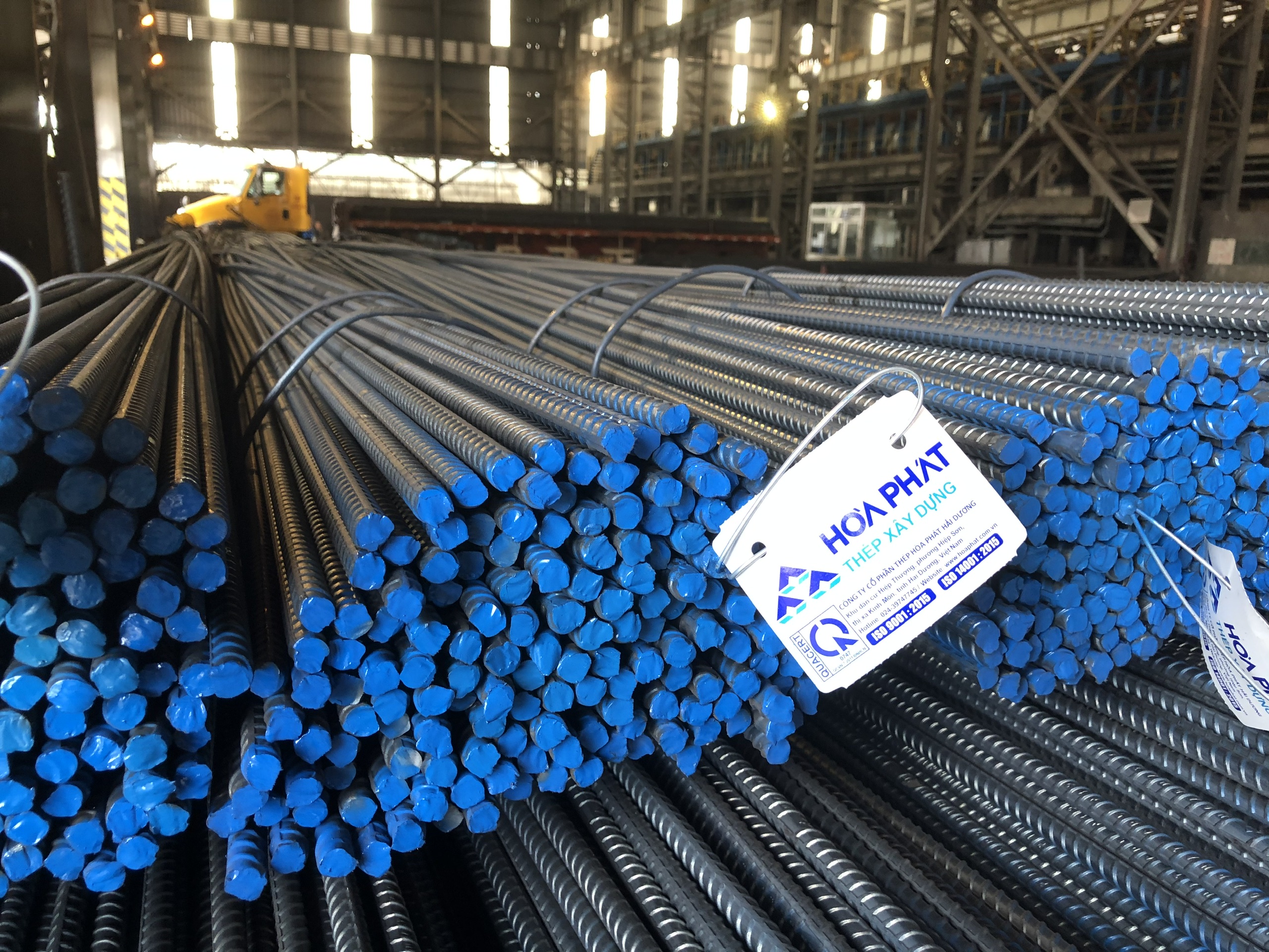 Thép xây dựng Hoà Phát tiêu thụ chậm lại vì bão lụt ở miền Trung - Ảnh 1.