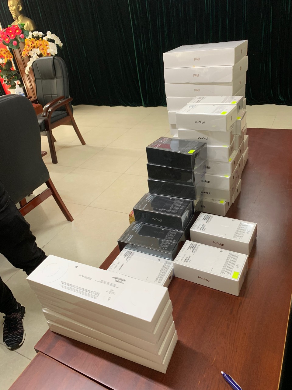 Truy quét hàng chục chiếc điện thoại iPhone 11, 12 'lậu' tại TP HCM - Ảnh 2. Truy quét hàng chục chiếc điện thoại iPhone 11, 12 'lậu' tại TP HCM - Ảnh 2.