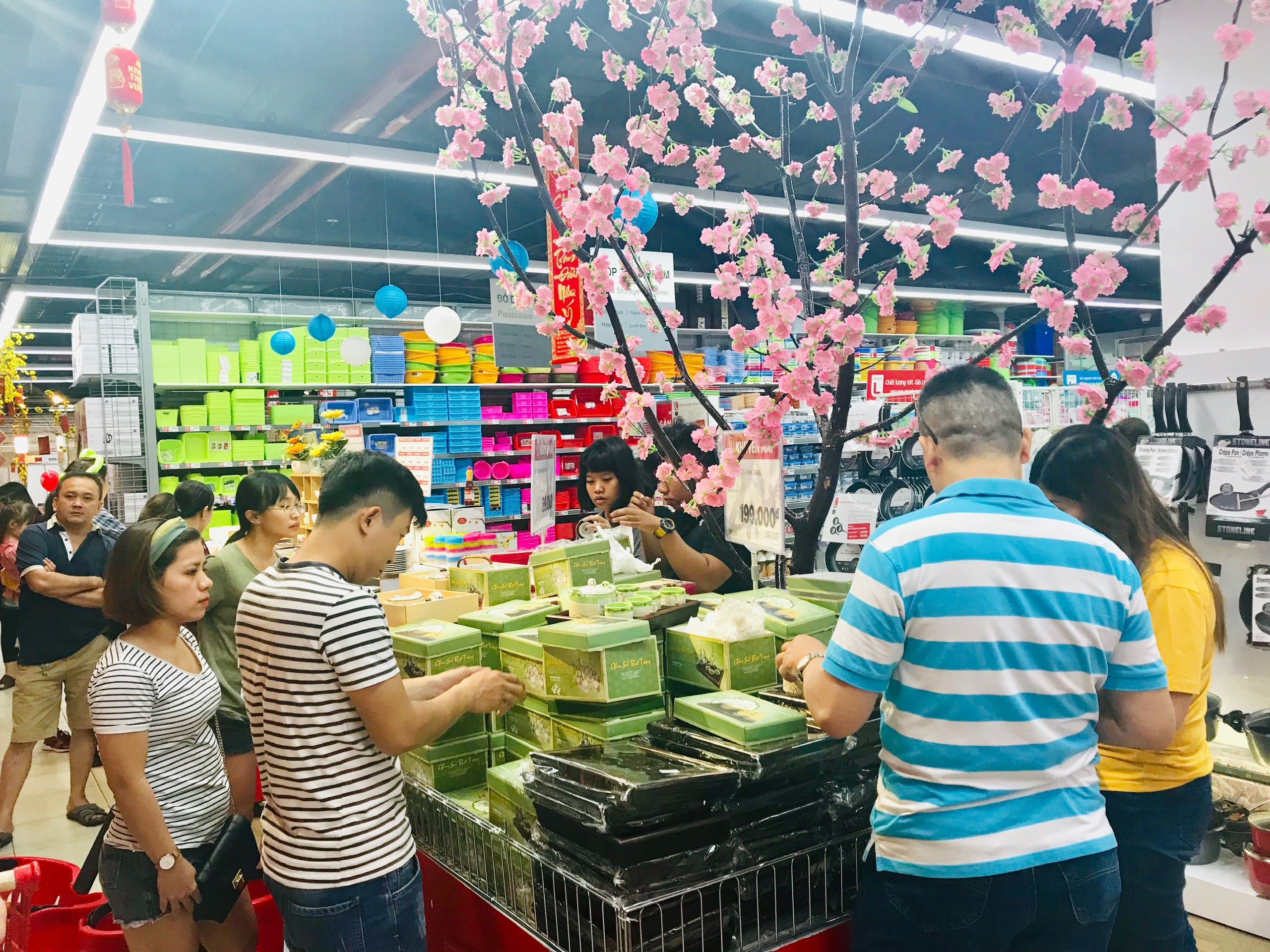 TP HCM: Gần 20.000 tỉ đồng chuẩn bị sản xuất, dự trữ hàng hóa Tết Tân Sửu 2021 - Ảnh 1. TP HCM: Gần 20.000 tỉ đồng chuẩn bị sản xuất, dự trữ hàng hóa Tết Tân Sửu 2021 - Ảnh 1.