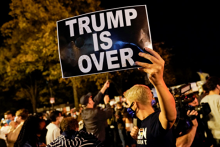 Một số cố vấn của ông Trump thấy vô vọng về cuộc chiến pháp lí