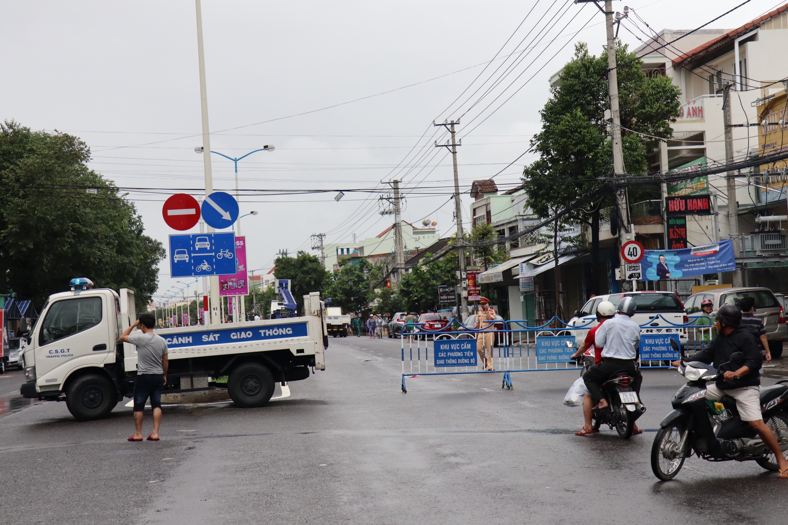 Nha Trang ngập lụt diện rộng, giao thông chia cắt, 4 người thiệt mạng - Ảnh 1. Nha Trang ngập lụt diện rộng, giao thông chia cắt, 4 người thiệt mạng - Ảnh 1.