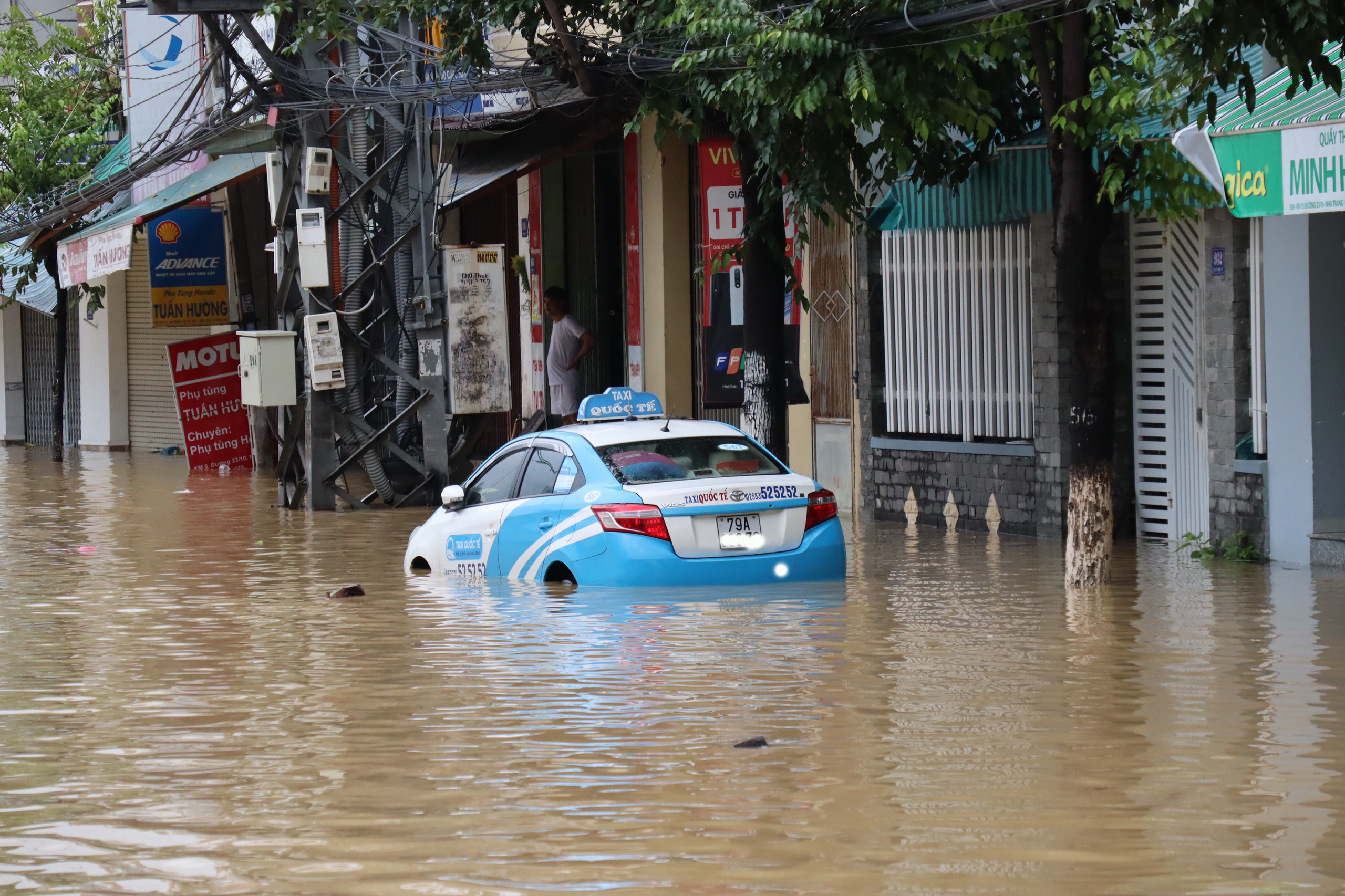 Nha Trang ngập lụt diện rộng, giao thông chia cắt, 4 người thiệt mạng - Ảnh 2. Nha Trang ngập lụt diện rộng, giao thông chia cắt, 4 người thiệt mạng - Ảnh 2.