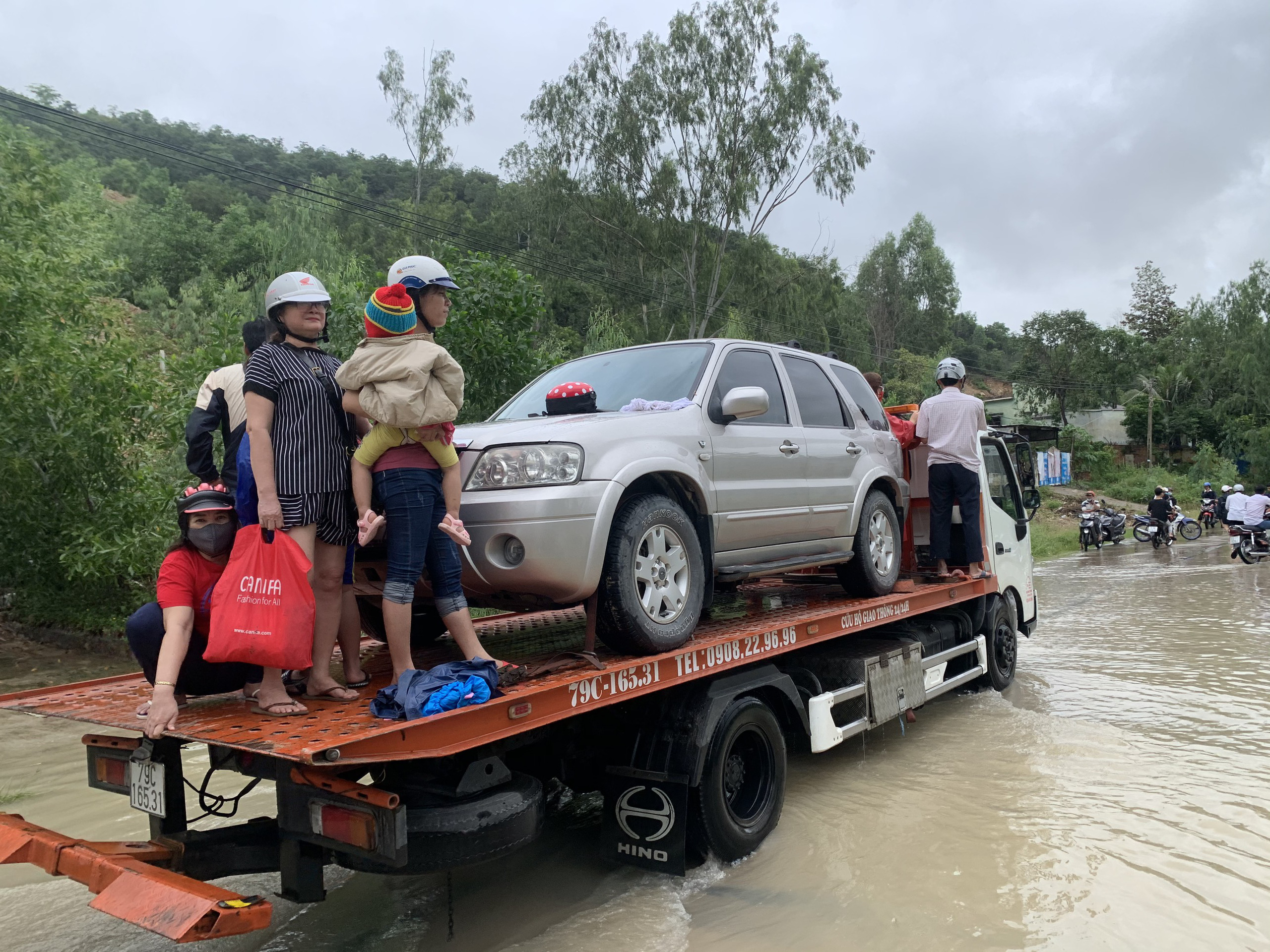 Nha Trang ngập lụt diện rộng, giao thông chia cắt, 4 người thiệt mạng - Ảnh 4. Nha Trang ngập lụt diện rộng, giao thông chia cắt, 4 người thiệt mạng - Ảnh 4.