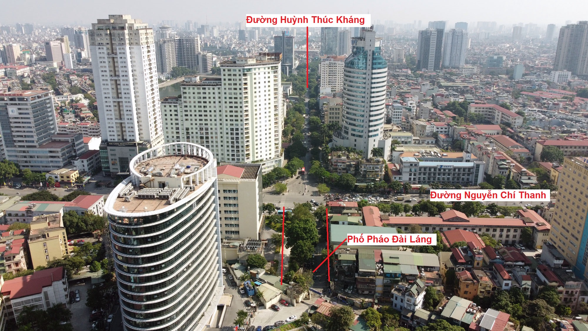 Tuyến đường Huỳnh Thúc Kháng kéo dài có chiều dài 1,3 km, mặt cắt ngang 28,3-30 m kéo dài từ nút giao đường Huỳnh Thúc Kháng - Nguyễn Chí Thanh đến nút giao Voi Phục. Trong ảnh: Tại điểm đầu tuyến đường này đi trùng với một phần của phố Pháo Đài Láng. Hiện tại, đoạn đầu tuyến chưa xây dựng. Tuyến đường Huỳnh Thúc Kháng kéo dài có chiều dài 1,3 km, mặt cắt ngang 28,3-30 m kéo dài từ nút giao đường Huỳnh Thúc Kháng - Nguyễn Chí Thanh đến nút giao Voi Phục. Trong ảnh: Tại điểm đầu tuyến đường này đi trùng với một phần của phố Pháo Đài Láng. Hiện tại, đoạn đầu tuyến chưa xây dựng.