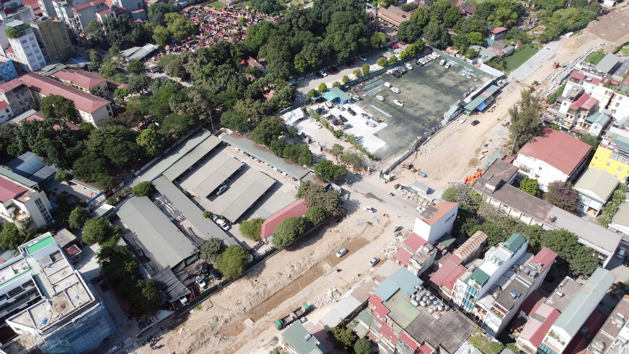 Trao đổi tại buổi họp báo đã nêu trên, Phó Chủ tịch UBND quận Đống Đa Nguyễn Hoàng Giáp khẳng định, việc thu hồi đất của các tổ chức, cá nhân để thực hiện dự án là hoàn toàn đúng các qui định của pháp luật. Trong ảnh: Hình ảnh tuyến đường đang thi công qua phố Chùa Láng. Trao đổi tại buổi họp báo đã nêu trên, Phó Chủ tịch UBND quận Đống Đa Nguyễn Hoàng Giáp khẳng định, việc thu hồi đất của các tổ chức, cá nhân để thực hiện dự án là hoàn toàn đúng các qui định của pháp luật. Trong ảnh: Hình ảnh tuyến đường đang thi công qua phố Chùa Láng.