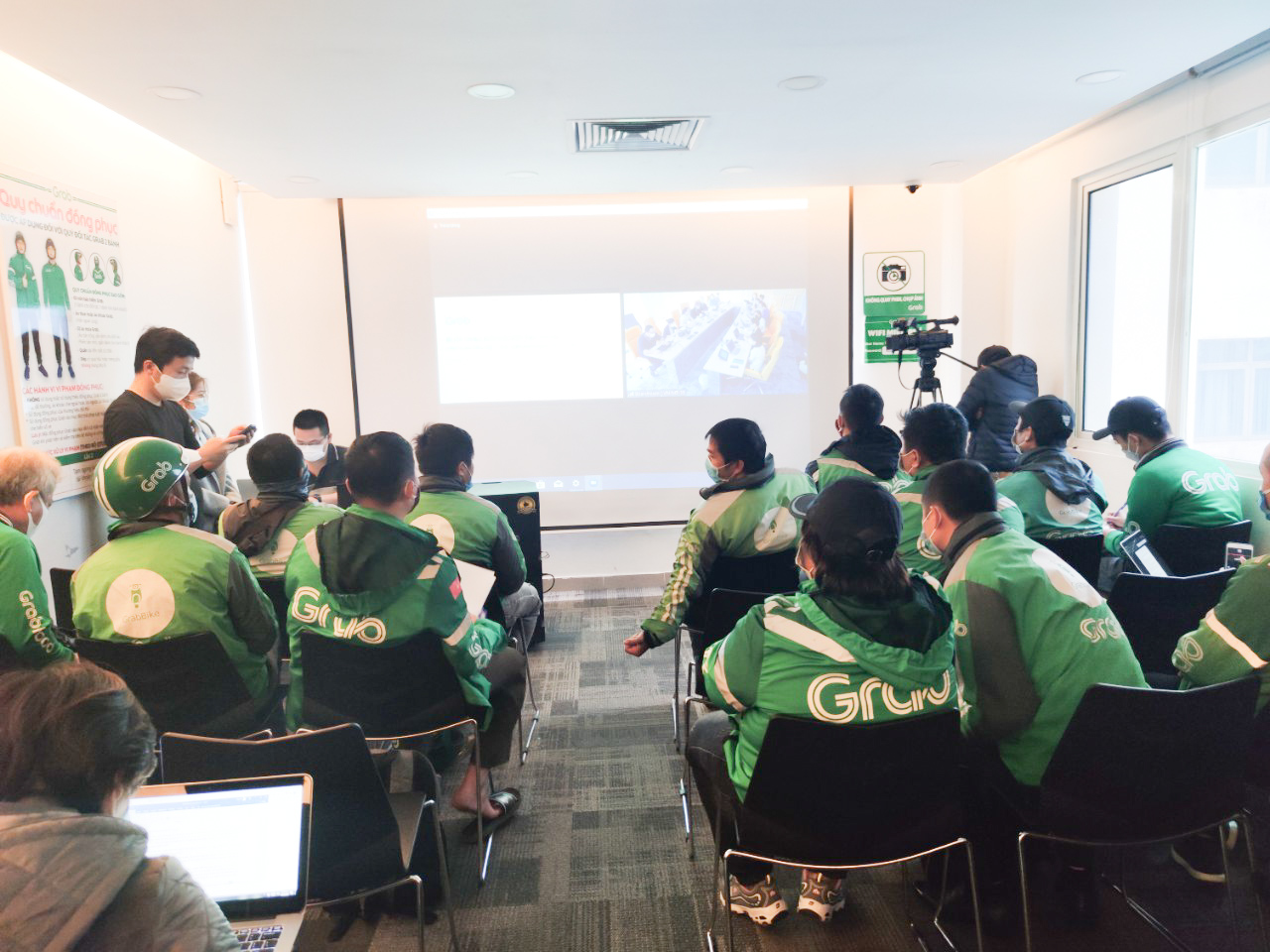 Đối thoại Grab - tài xế: Đối tác gợi ý việc thu hộ VAT của khách, giữ nguyên chiết khấu cũ - Ảnh 1. Đối thoại Grab - tài xế: Đối tác gợi ý việc thu hộ VAT của khách, giữ nguyên chiết khấu cũ - Ảnh 1.