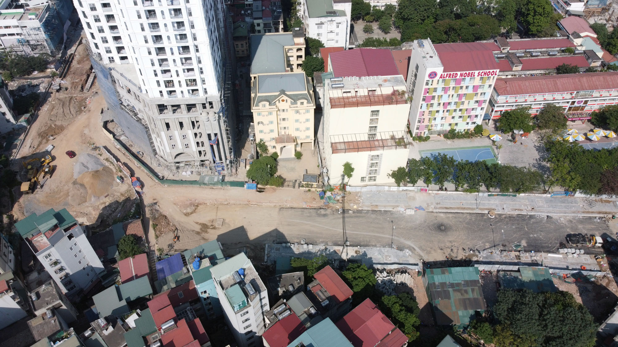 Đoạn tuyến này đi qua dự án chung cư Hateco Laroma và Tòa án nhân dân quận Đống Đa. Đoạn tuyến này đi qua dự án chung cư Hateco Laroma và Tòa án nhân dân quận Đống Đa.