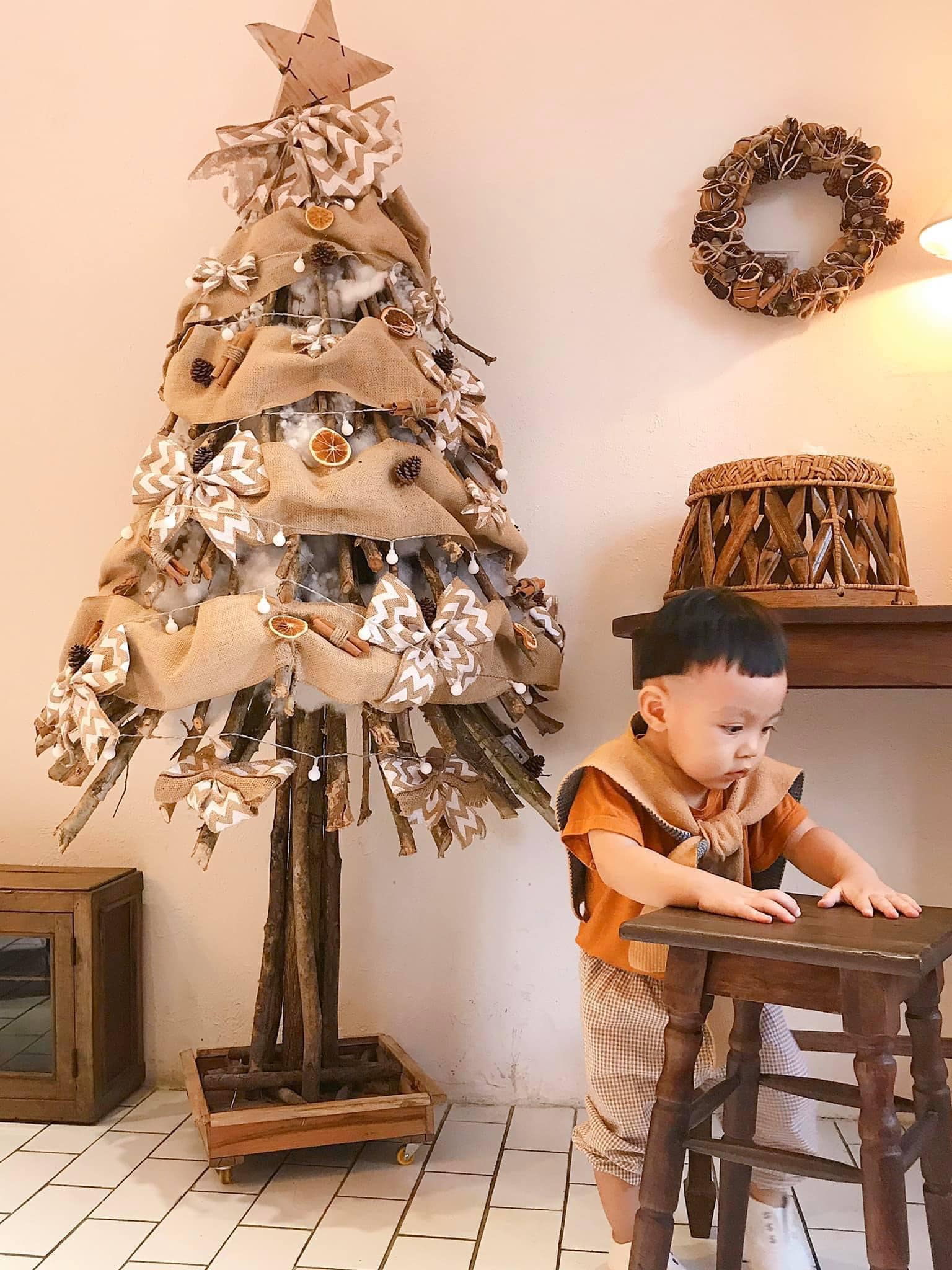 Khám phá vạn góc ‘sống ảo’ cùng những cây thông Noel độc lạ quanh Sài Gòn - Ảnh 13. Khám phá vạn góc ‘sống ảo’ cùng những cây thông Noel độc lạ quanh Sài Gòn - Ảnh 13.