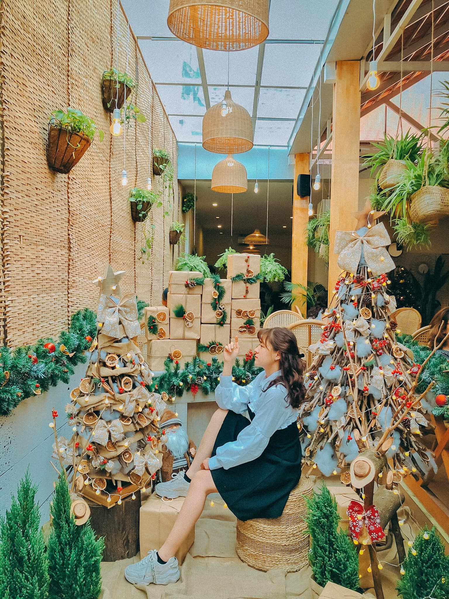 Khám phá vạn góc ‘sống ảo’ cùng những cây thông Noel độc lạ quanh Sài Gòn - Ảnh 14. Khám phá vạn góc ‘sống ảo’ cùng những cây thông Noel độc lạ quanh Sài Gòn - Ảnh 14.