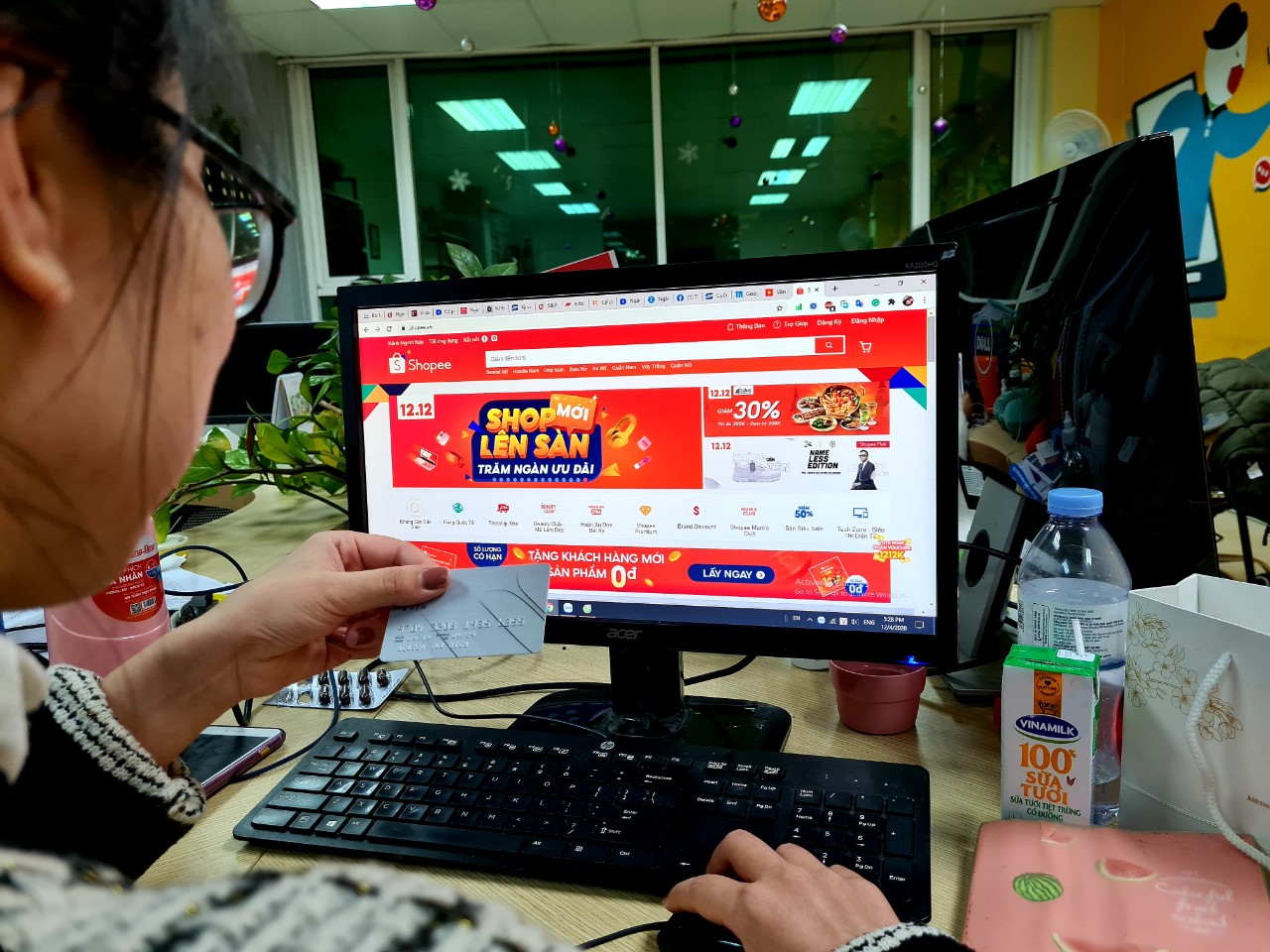 Các sàn TMĐT tất bật triển khai chương trình sale 'khủng' cuối năm 12/12 - Ảnh 1. Các sàn TMĐT tất bật triển khai chương trình sale 'khủng' cuối năm 12/12 - Ảnh 1.