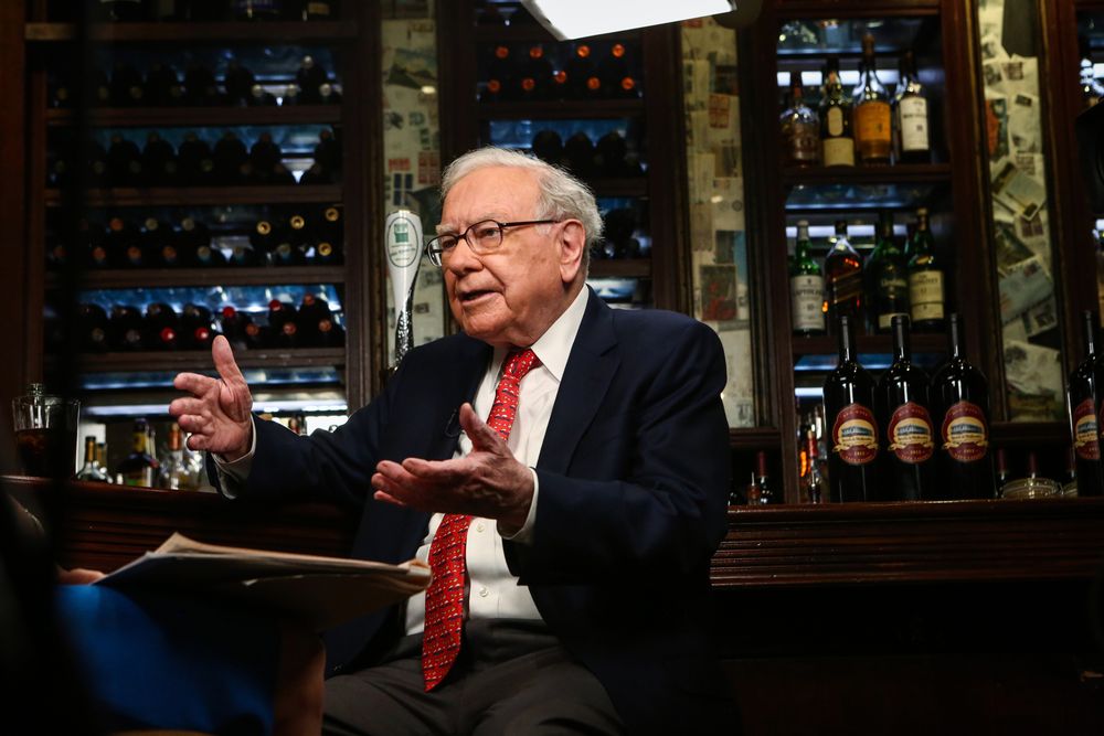 'Đây là cuộc chiến kinh tế': Warren Buffett kêu gọi Quốc hội Mỹ giúp đỡ doanh nghiệp nhỏ - Ảnh 1. 'Đây là cuộc chiến kinh tế': Warren Buffett kêu gọi Quốc hội Mỹ giúp đỡ doanh nghiệp nhỏ - Ảnh 1.