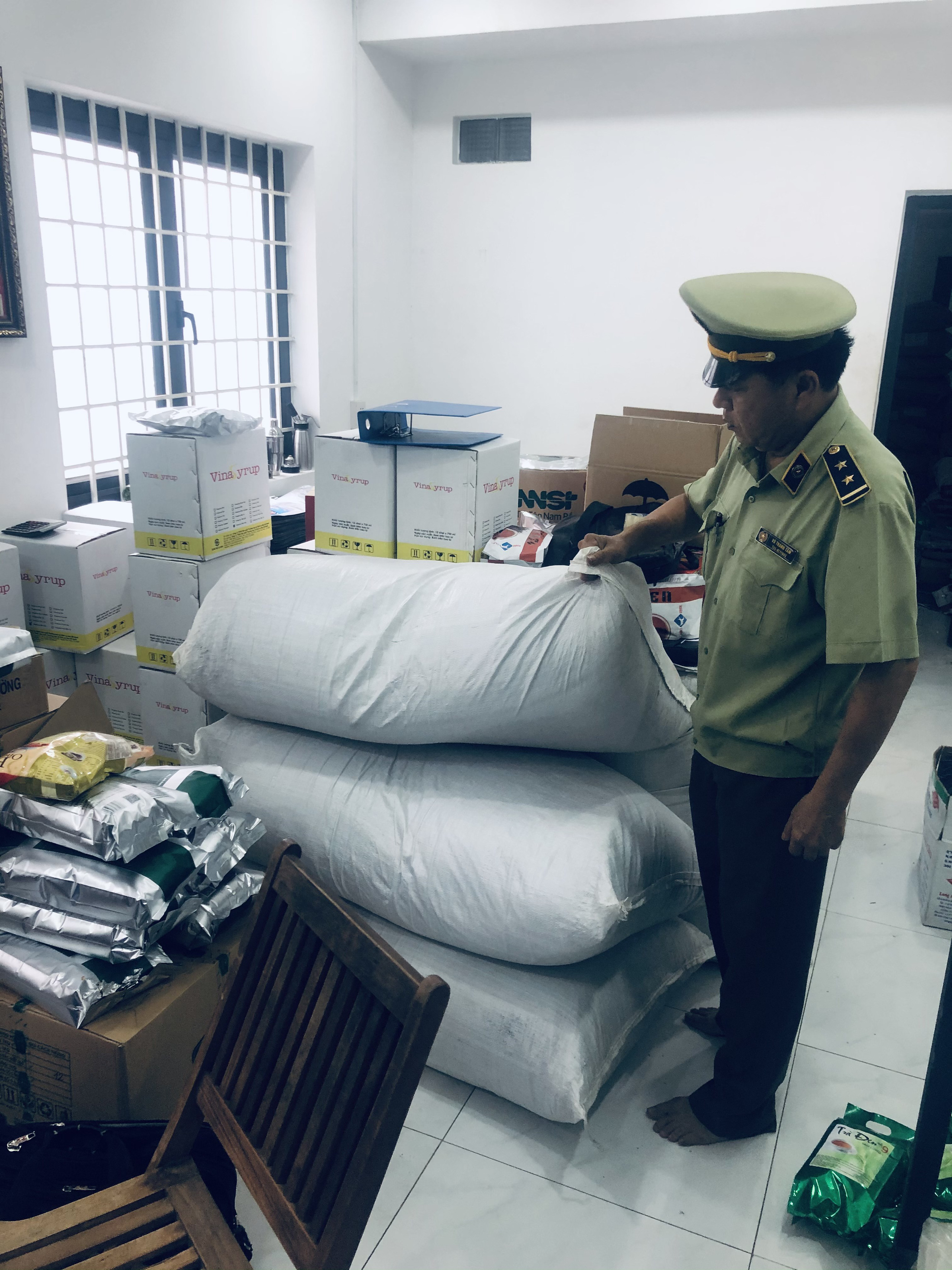 Hơn 800kg nguyên liệu chế biến trà sữa lậu chuẩn bị đem vào thị trường tiêu thụ - Ảnh 1. Hơn 800kg nguyên liệu chế biến trà sữa lậu chuẩn bị đem vào thị trường tiêu thụ - Ảnh 1.