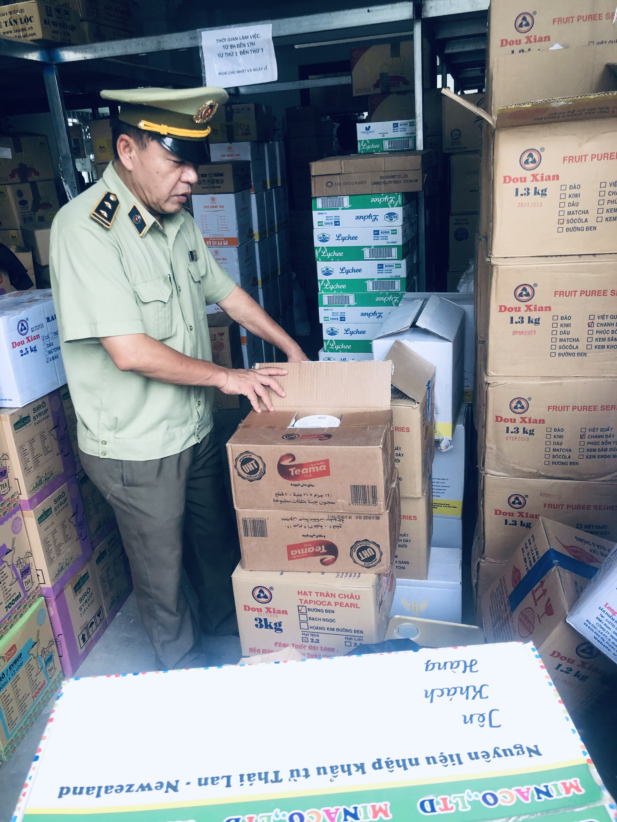 Hơn 800kg nguyên liệu chế biến trà sữa lậu chuẩn bị đem vào thị trường tiêu thụ - Ảnh 2. Hơn 800kg nguyên liệu chế biến trà sữa lậu chuẩn bị đem vào thị trường tiêu thụ - Ảnh 2.
